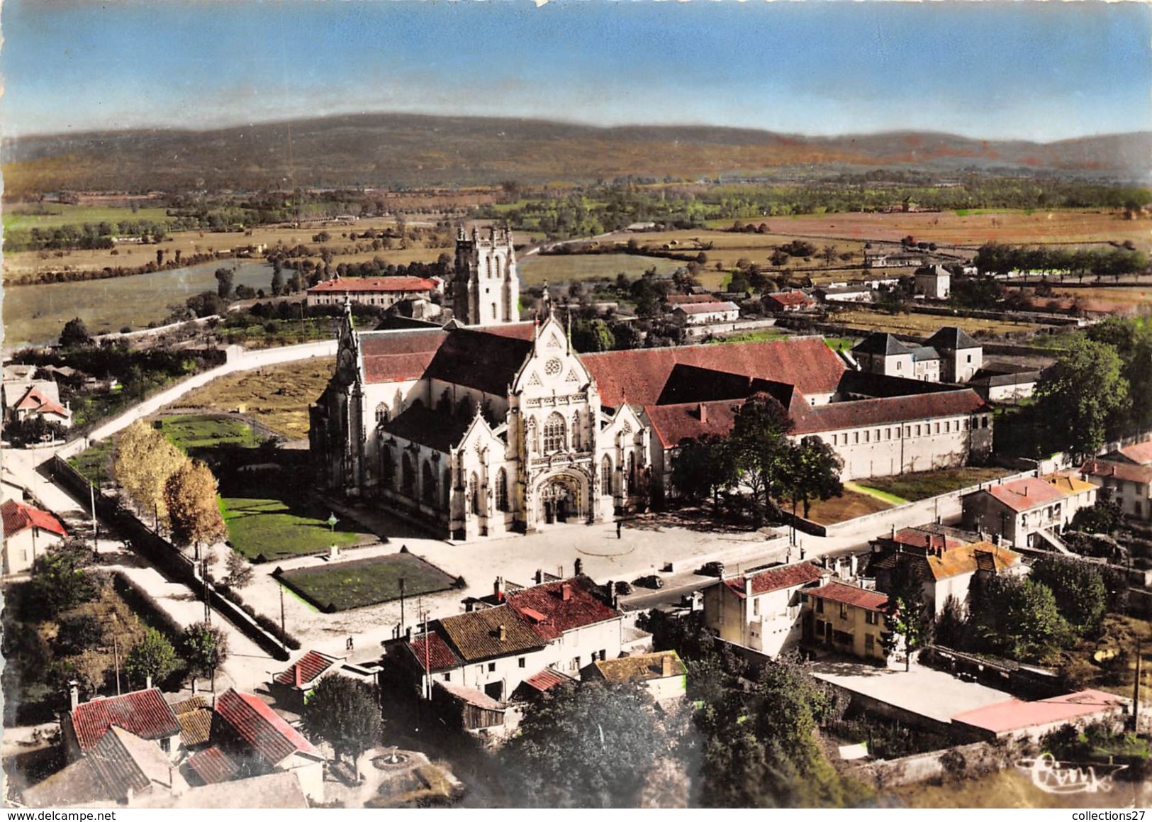 01-BOURG-EN-BRESSE- EGLISE DE BROU VUE AERIENNE