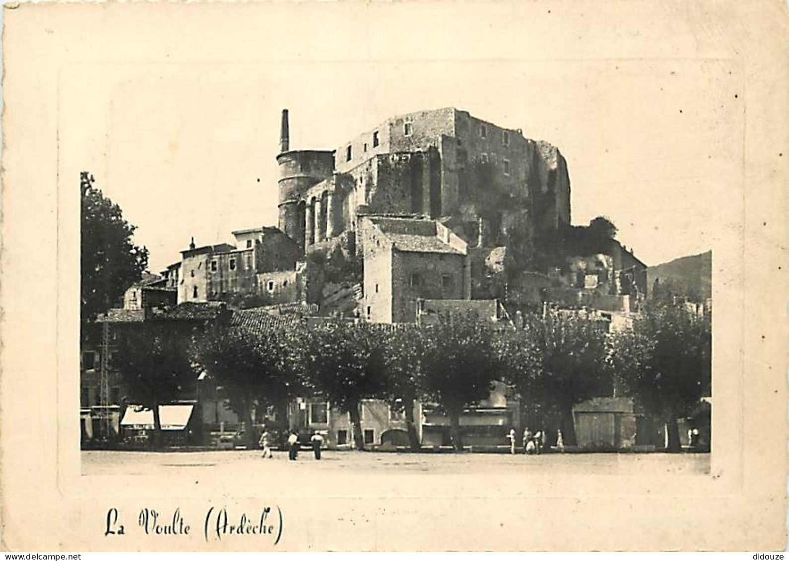 07 - La Voulte sur Rhone - Le Vieux Château vu de la Place des Ecoles  - Animée - Mention Photographie véritable - Carte
