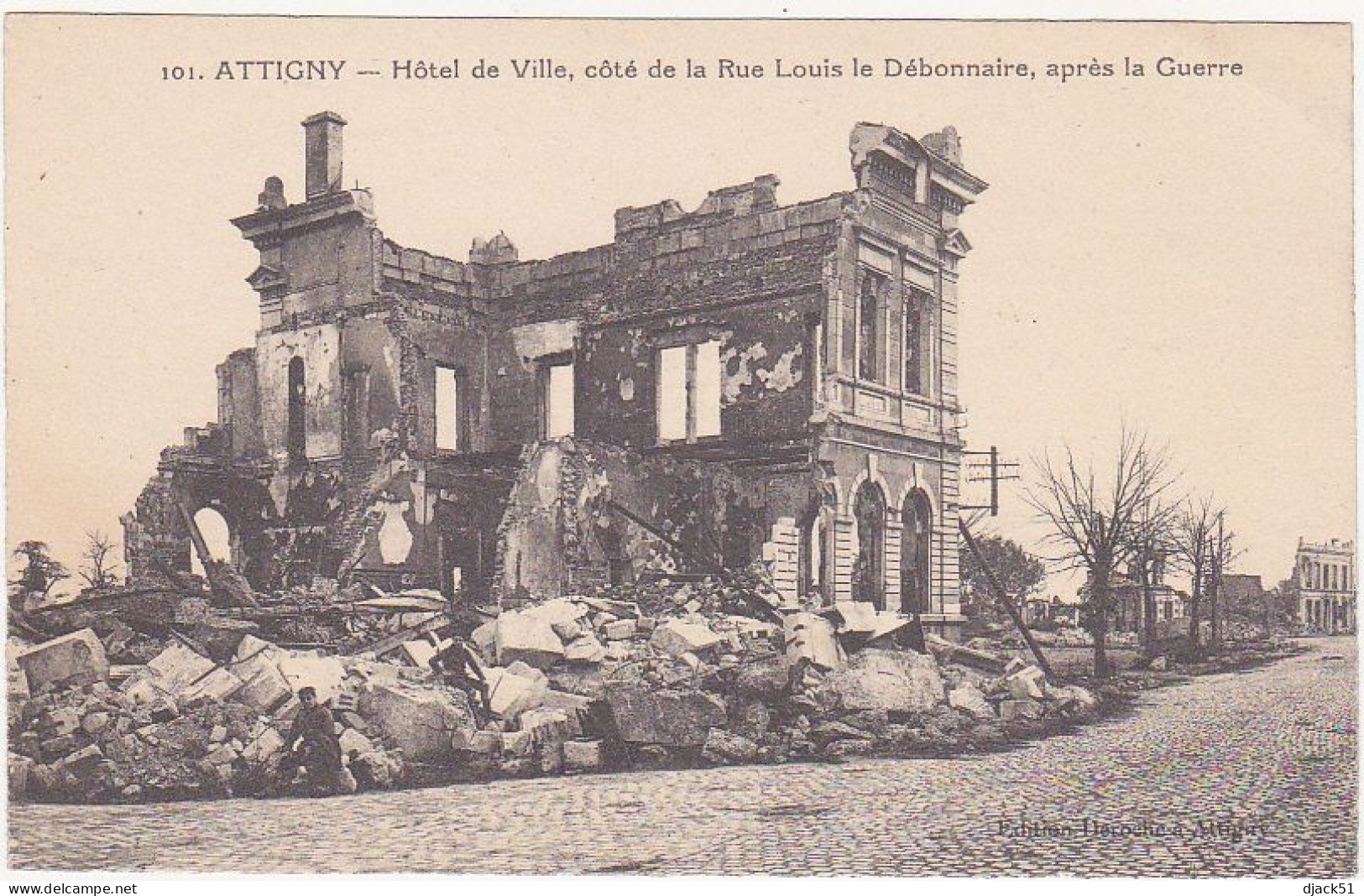 08 - ATTIGNY (Ardennes) - Hôtel de Ville, côté de la Rue Louis de Débonnaire, après la Guerre