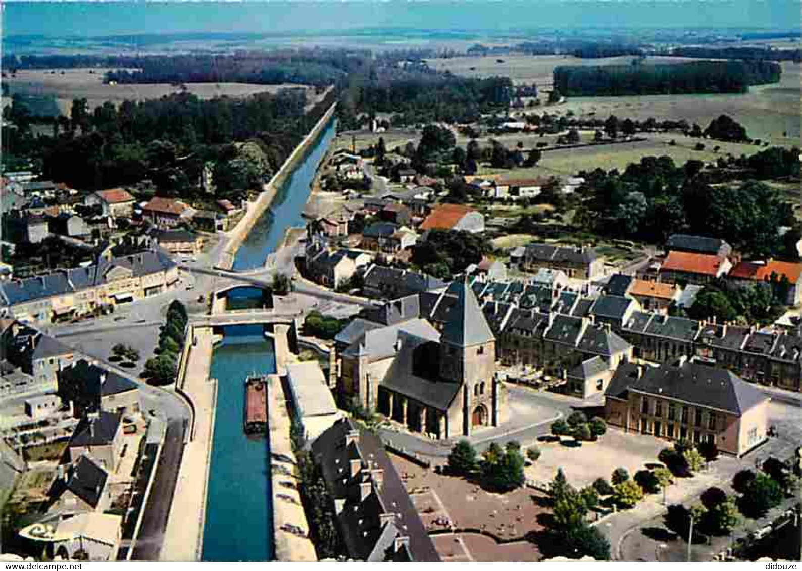 08 - Le Chesne - Vue Générale aérienne - Eglise - Mairie - Ecoles - CPM - Voir Scans Recto-Verso