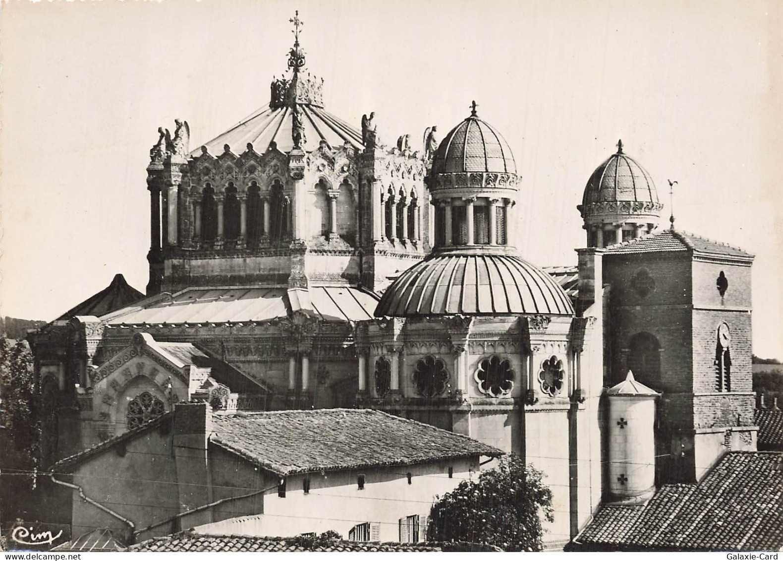 1 ARS SUR FORMANS LA BASILIQUE