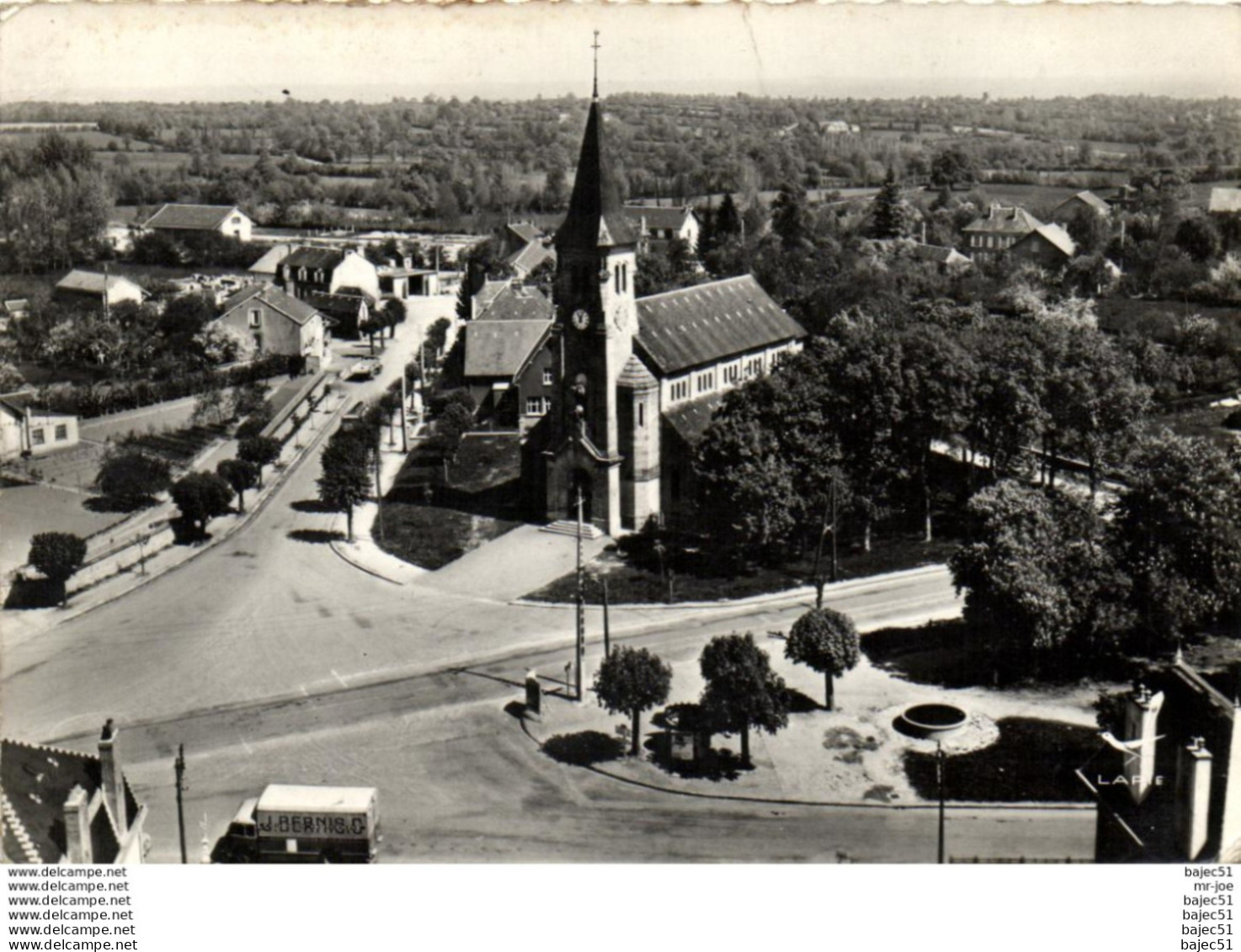 1 cpsm Dun le palestel - place de l'église