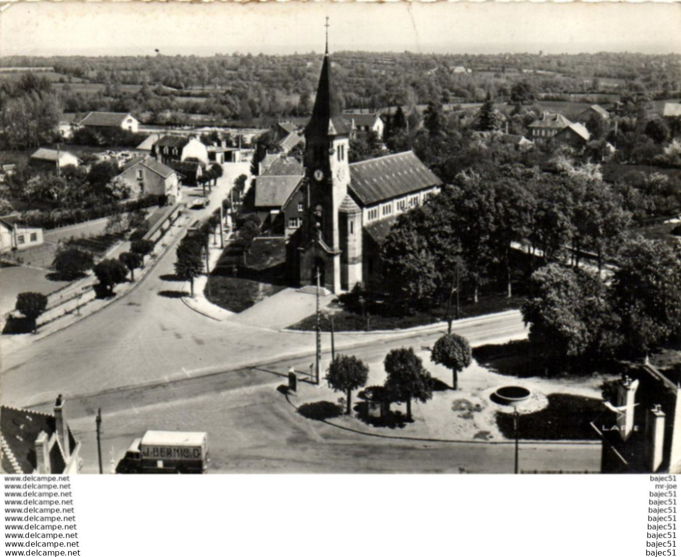 1 cpsm Dun le palestel - place de l'église