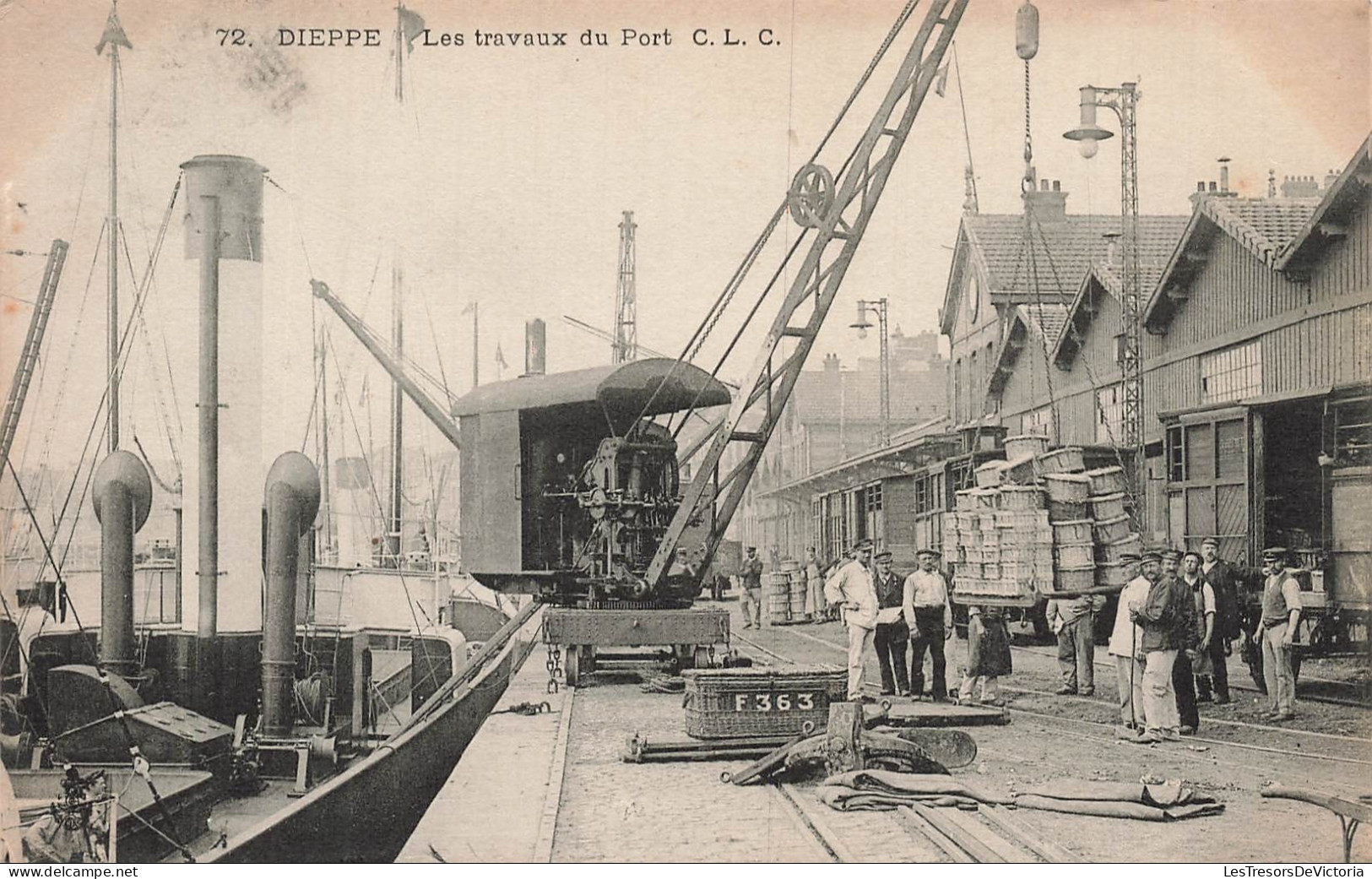 [-10%] FRANCE - Dieppe - Port - Travaux - Grue - Drapeaux - bateaux - transport - hangars - animé - Carte Postale Ancien
