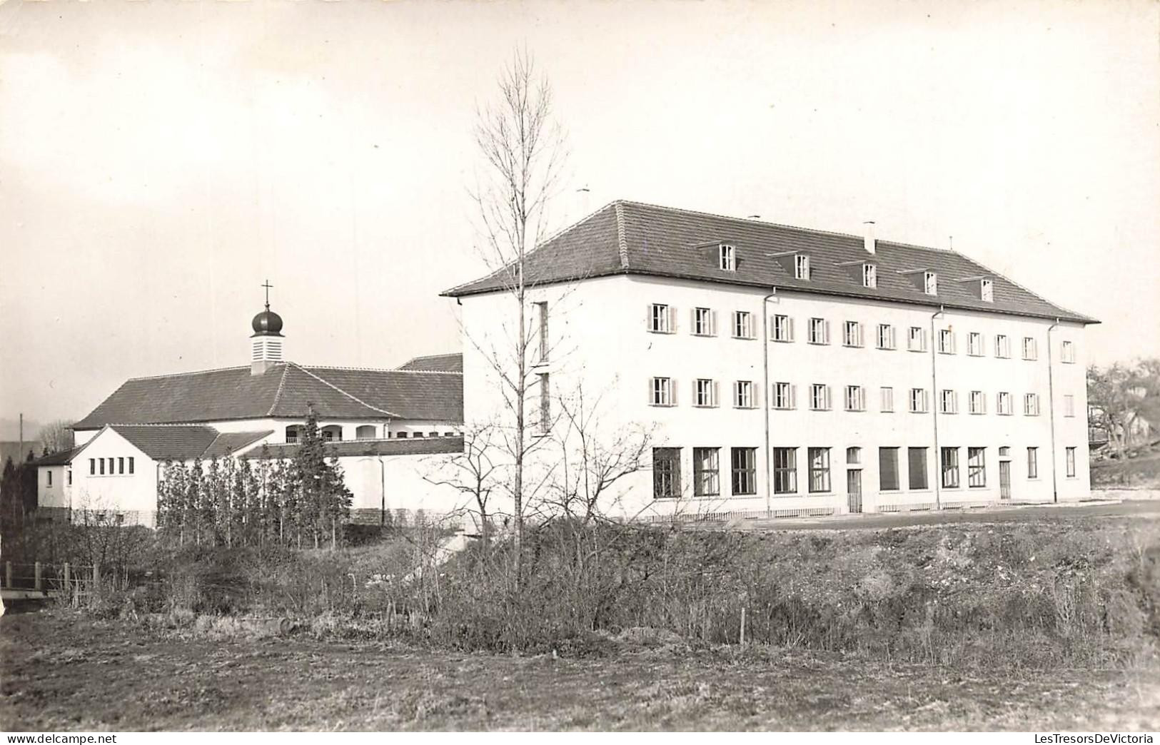 [-10%] FRANCE - Hirsingue - couvent des Pères Capucins - vue d ensemble - façade - cour - Carte Postale Ancienne