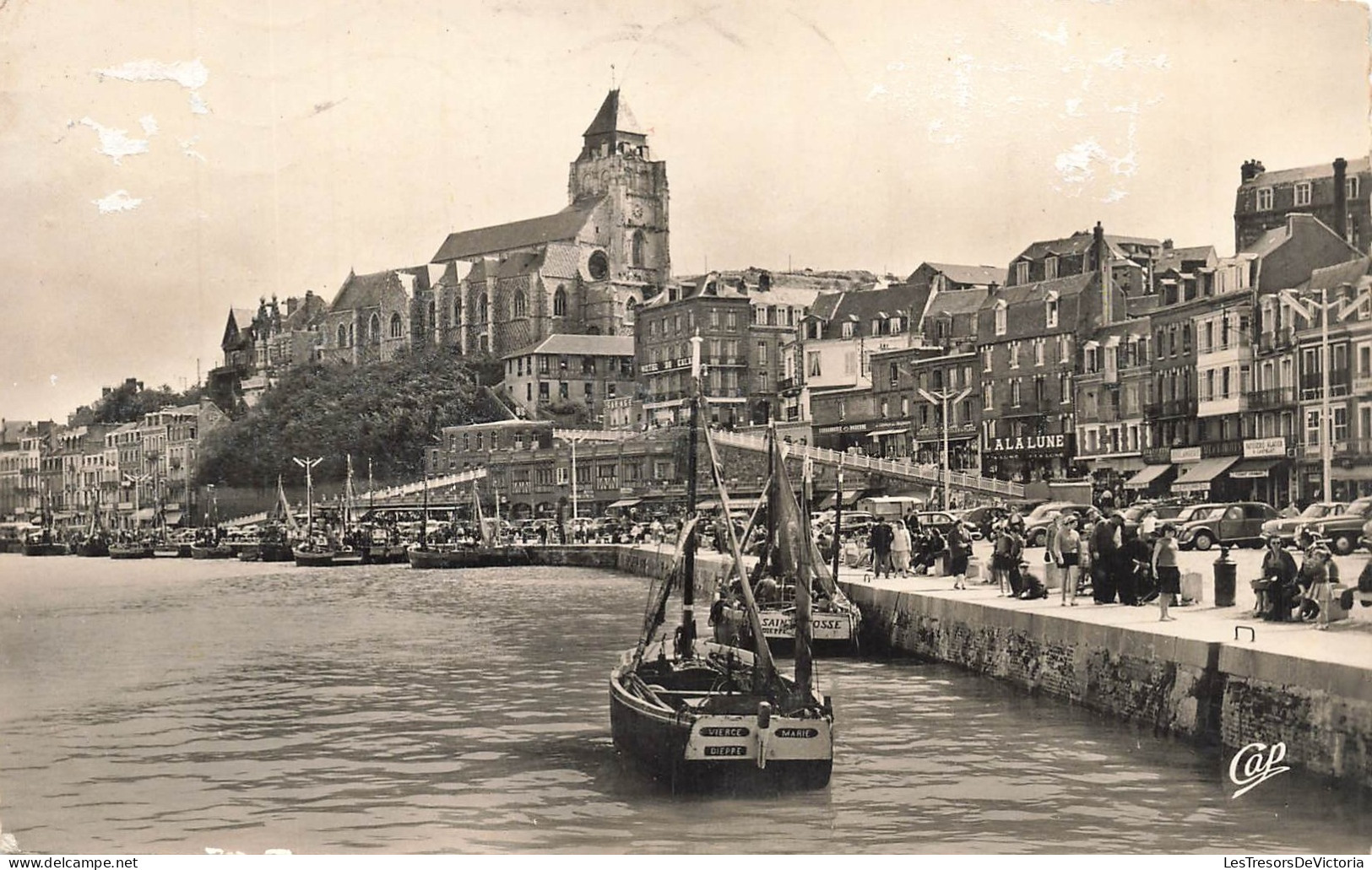 [-10%] FRANCE - Le Tréport - Port - Quai - Bateau - Transport - Eglise St Jacques - Commerce - animé - Carte postale