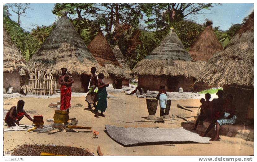 1012/ AOF / SCENE DE VIE AU VILLAGE