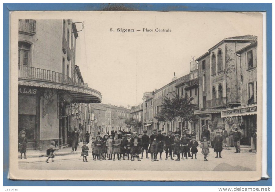 11 --  SIGEAN --  Place Centrale