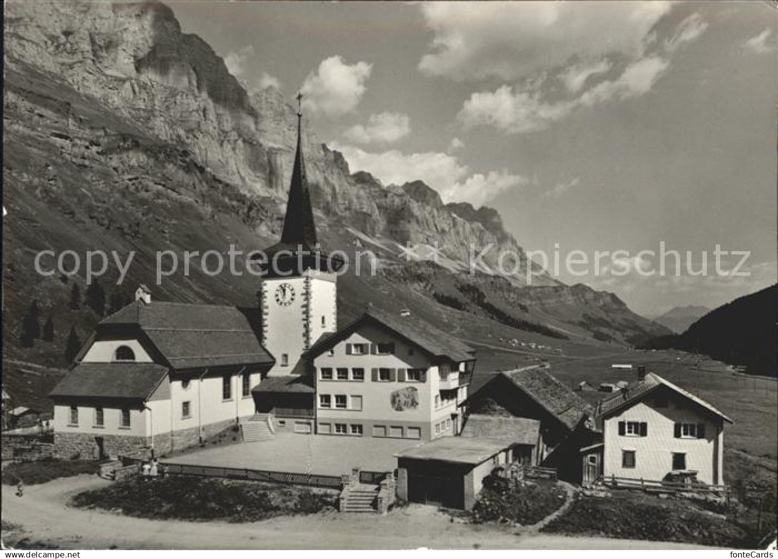 12011059 Attinghausen Kirche mit Schulhaus auf Urnerboden an der Klausenstrasse
