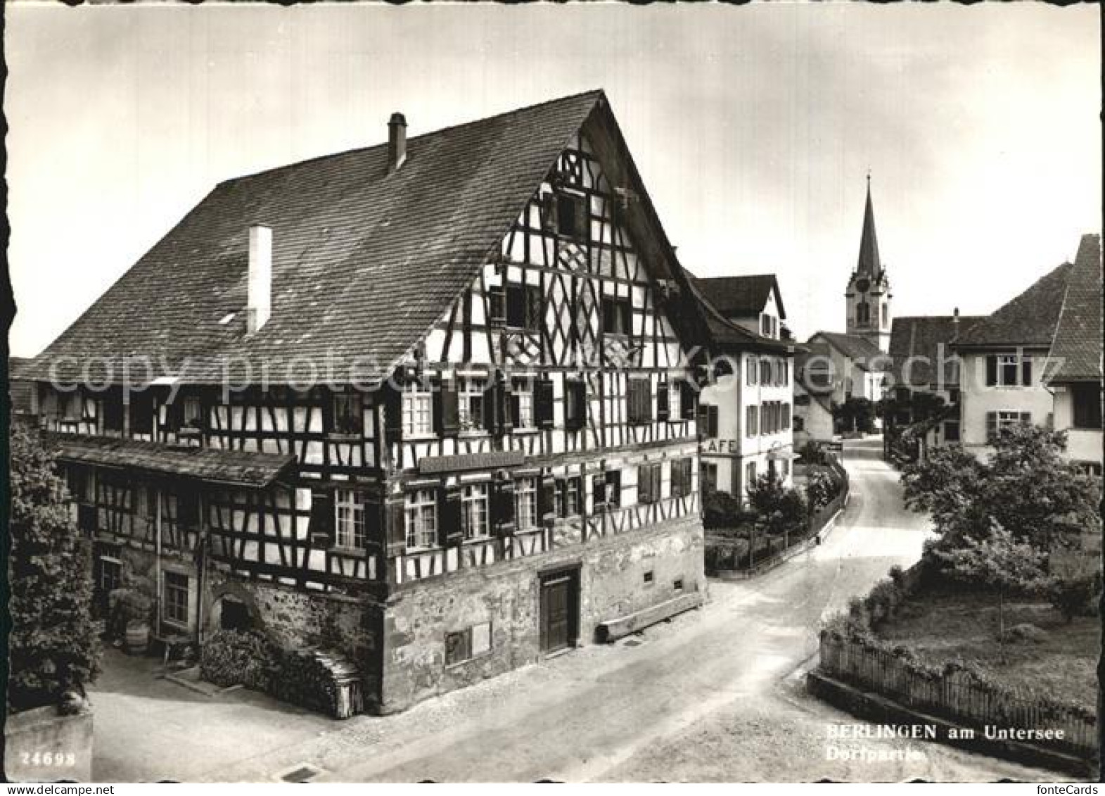 12587766 Berlingen Untersee Dorfpartie Fachwerkhaus Kirche