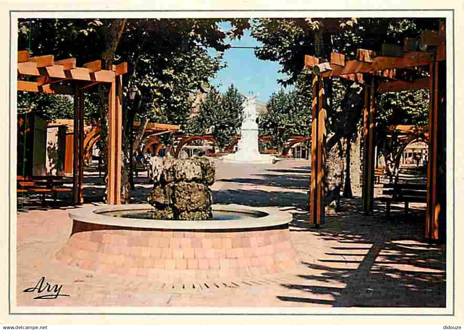 13 - Aubagne - La Place et le Monument - CPM - Voir Scans Recto-Verso