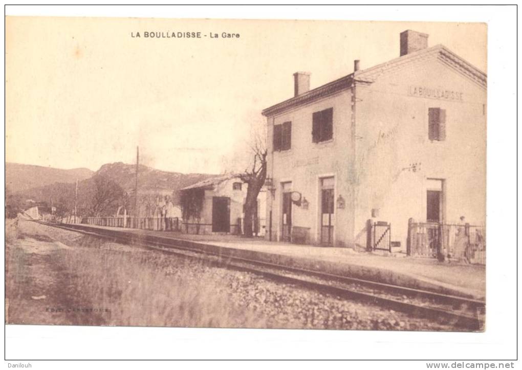 13 // LA BOUILLADISSE  la gare, vue intérieure bistre