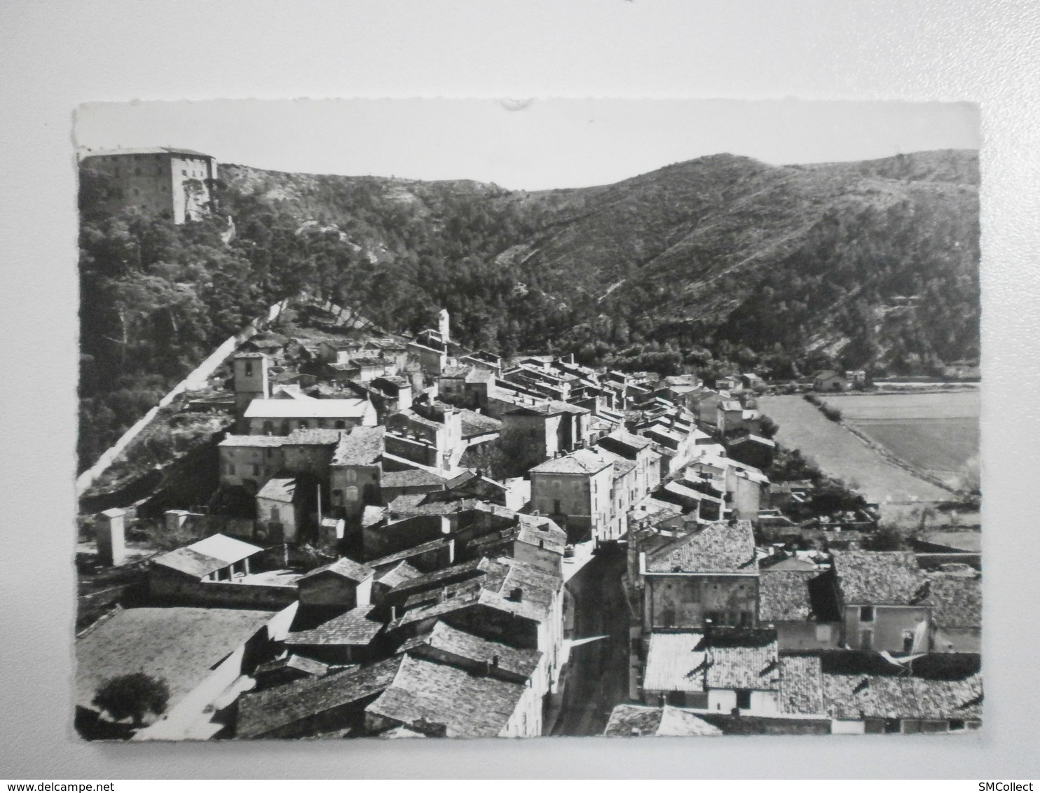 13 Meyrargues, vue aérienne, vieux Meyrargues. Carte inédite (GF484)