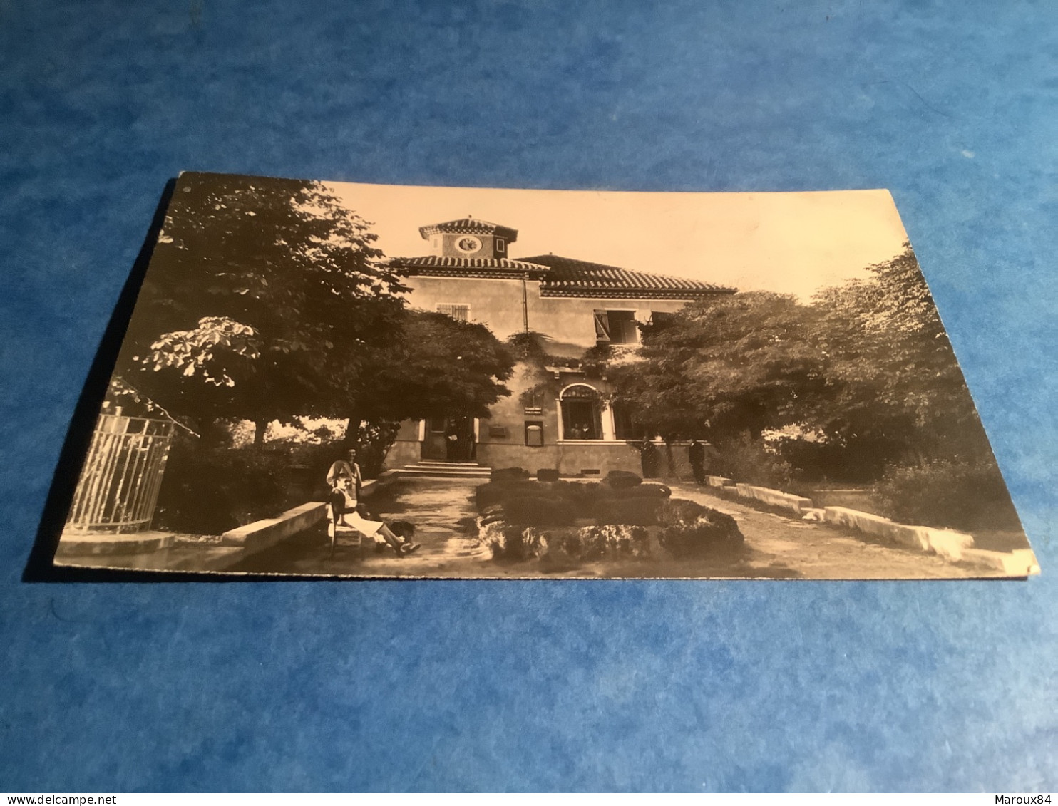 13/ peyrolles  la poste