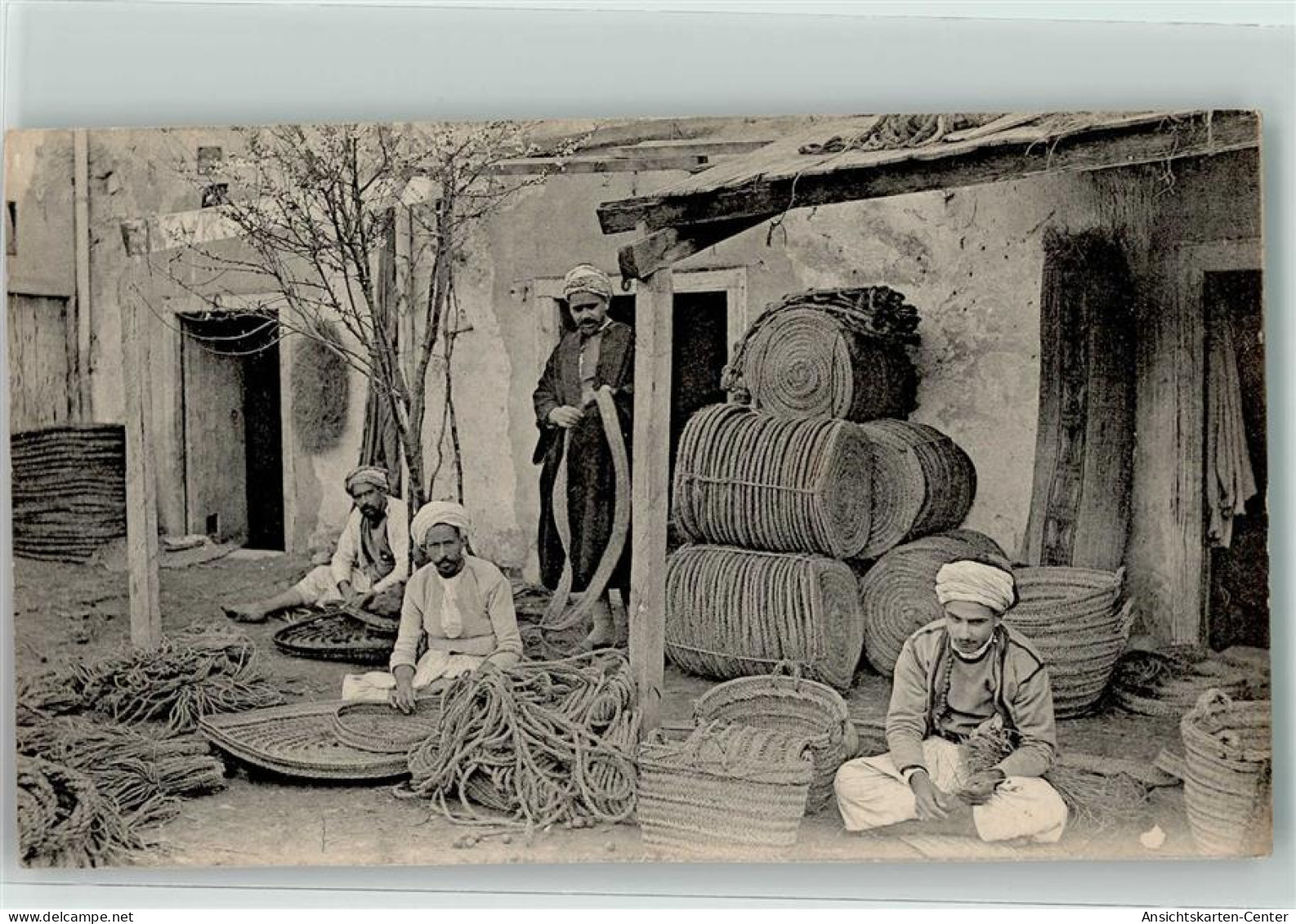 13927417 - Berufe Korbflechter