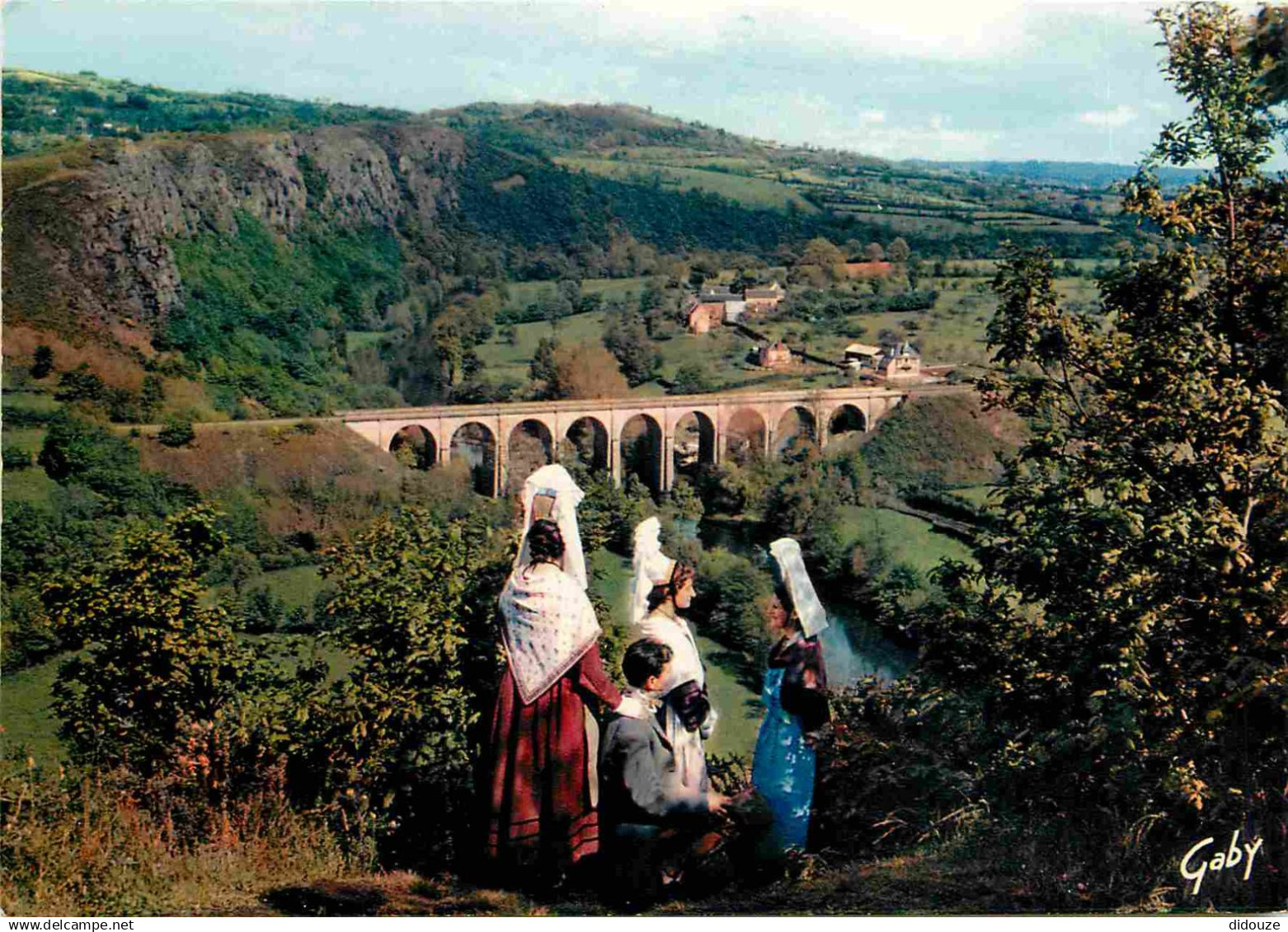 14 - Clecy - Viaduc et rochers des Parcs à Clécy - Cauchoises en visite en Suisse Normande - Blaudes et Coëffes - Groupe