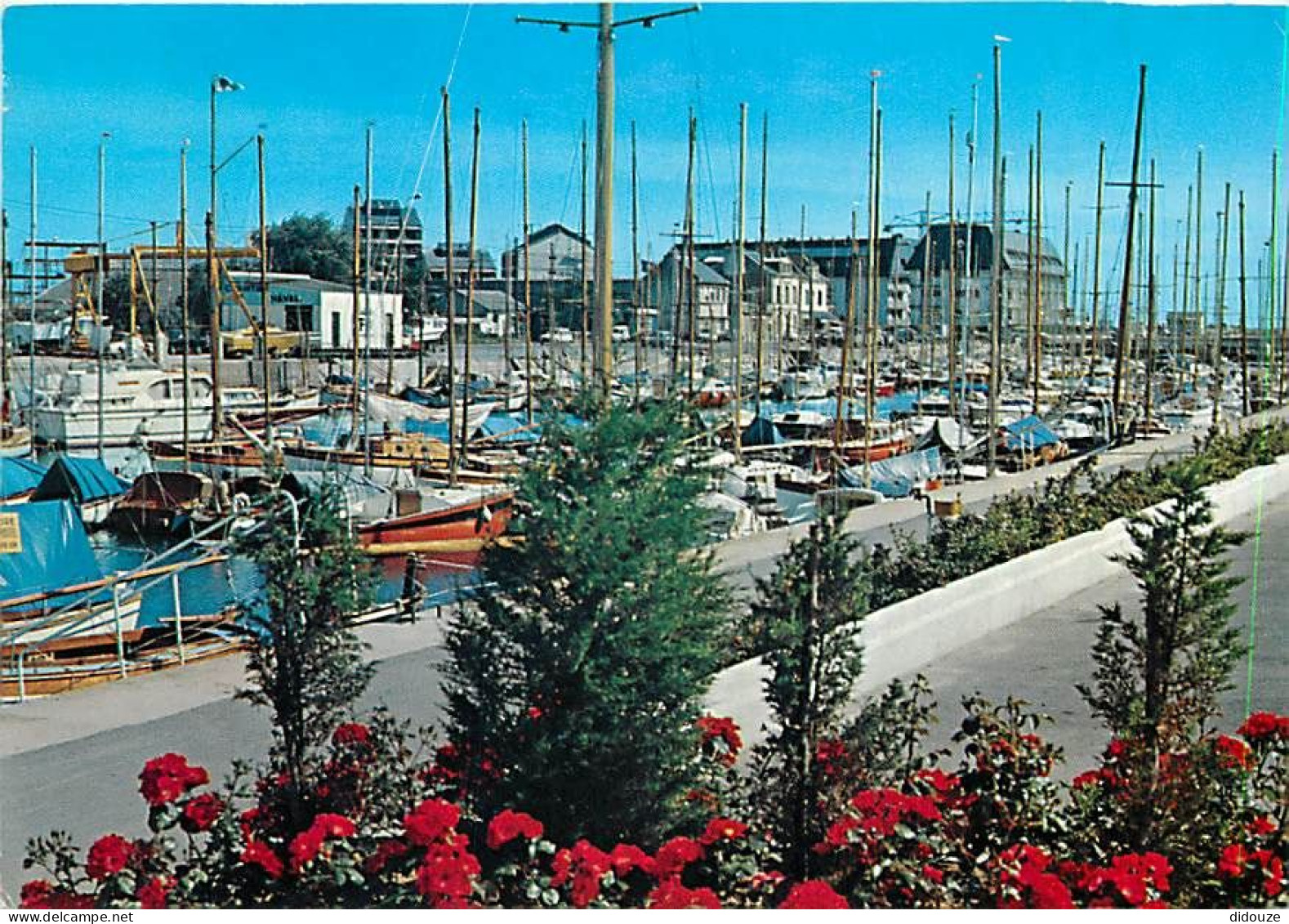 14 - Courseulles sur Mer - Le chenal - Bateaux - Fleurs - CPM - Voir Scans Recto-Verso