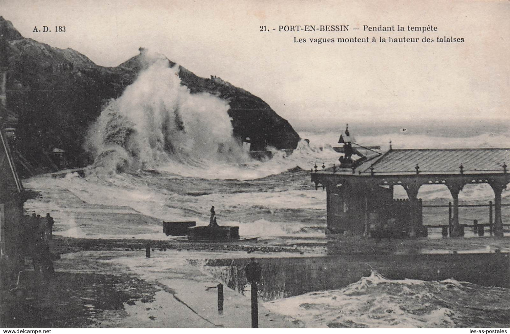 14 PORT EN BESSIN HUPPAIN PENDANT LA TEMPETE