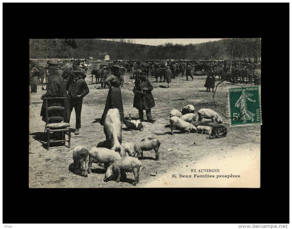 15 - 85. Deux Familles prospères - marche - marche champ de foire cochon porc marche bestiaux en auvergne - cp /  D15D