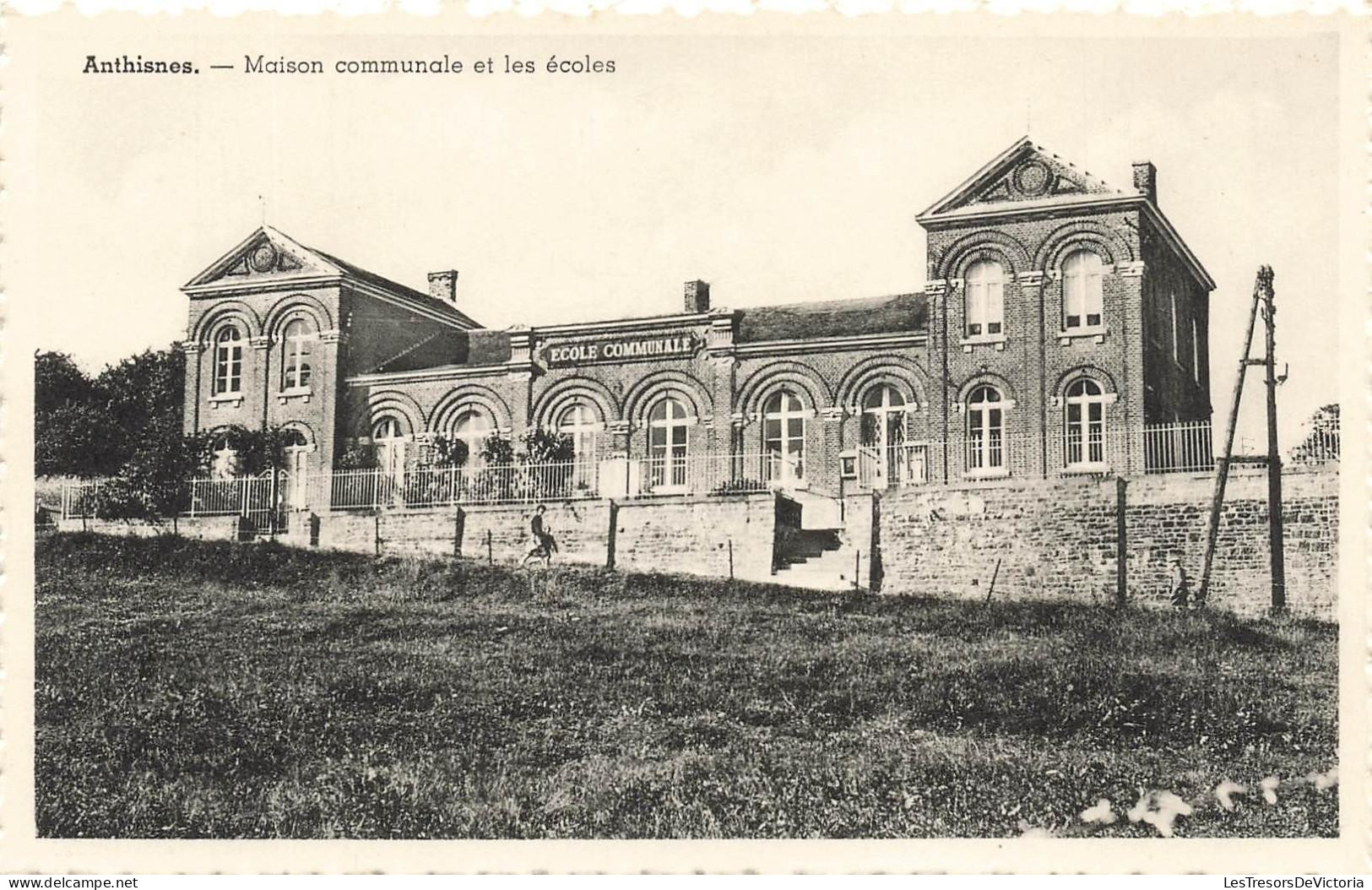 [-15%] BELGIQUE - Anthisnes - Maison communale et les écoles - vue en façade - Carte postale Ancienne