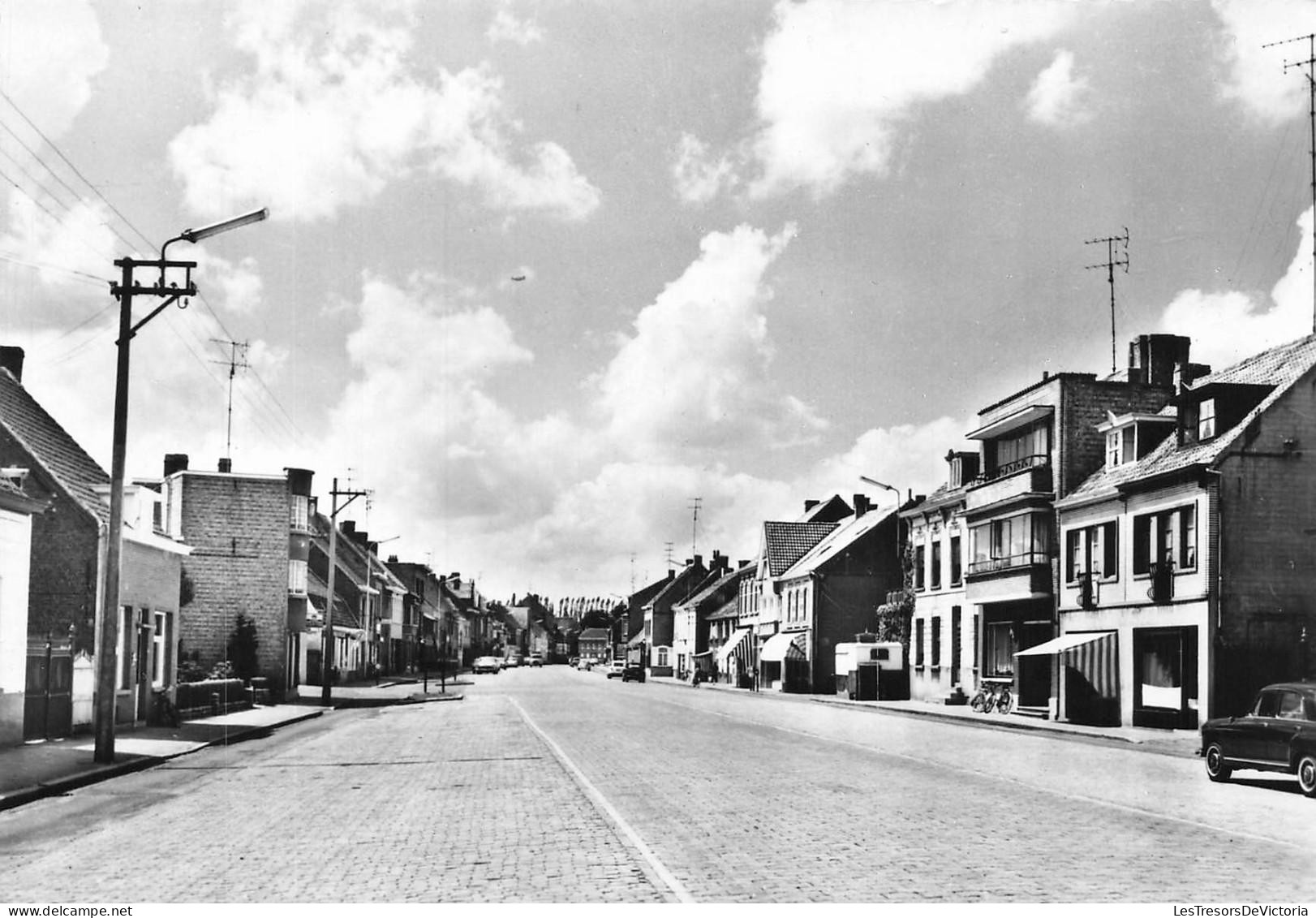 [-15%] BELGIQUE - Waarschoot - Stationsstraat - Martens - echte foto - animé - pavé - voiture - maison - Carte postale