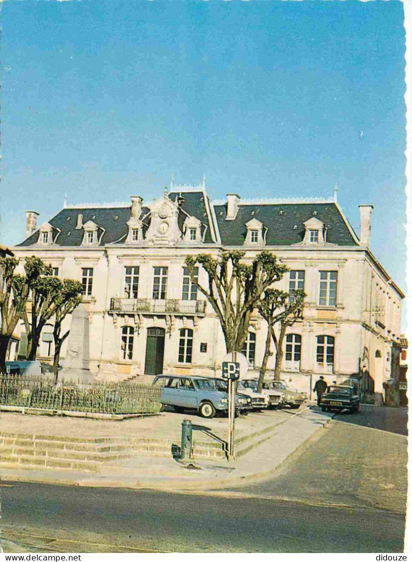 16 - Mansle - L'Hôtel de Ville - Automobiles - Carte dentelée - CPM - Voir Scans Recto-Verso