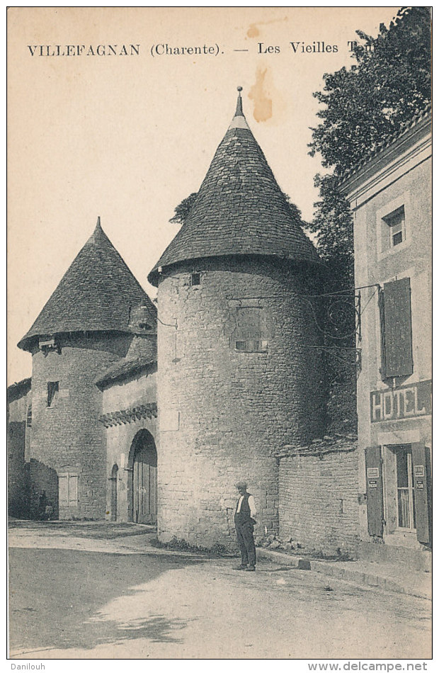 16 // VILLEFAGNAN   les vieilles   / hotel à droite