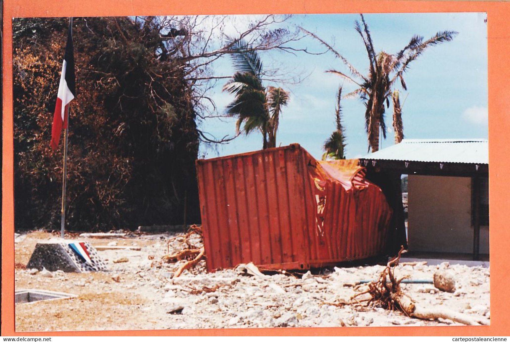 16242 / WALLIS et FUTUNA Container défoncé Stèle Drapeau Français après Cyclone 1990s Photographie 15x10cm