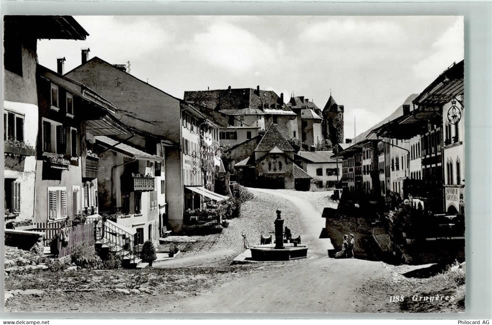 1663 Gruyères - Dorfpartie Brunnen Kinder - 10585385