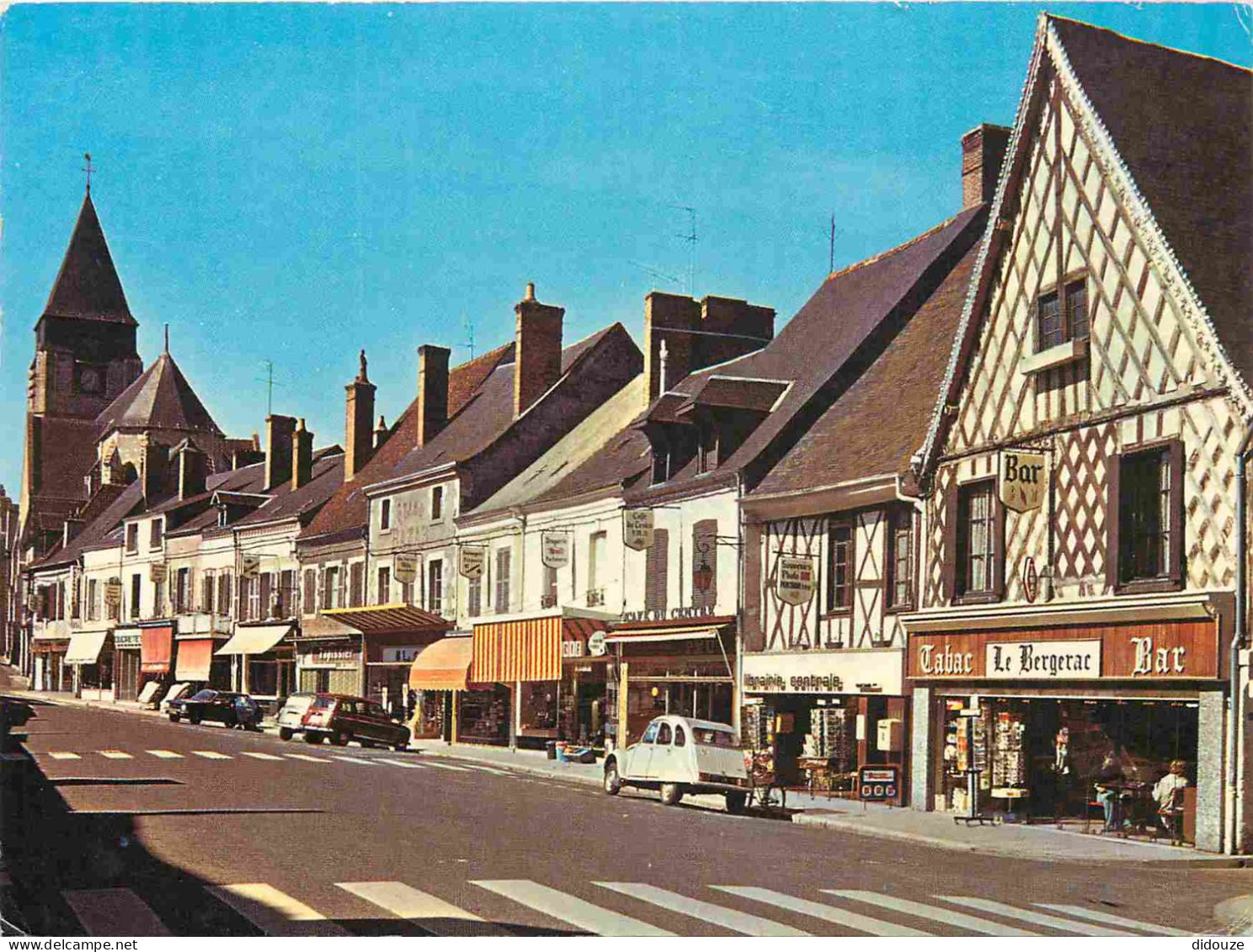 18 - Aubigny sur Nere - La rue Prieuré - Automobiles - Tabac - CPM - Voir Scans Recto-Verso