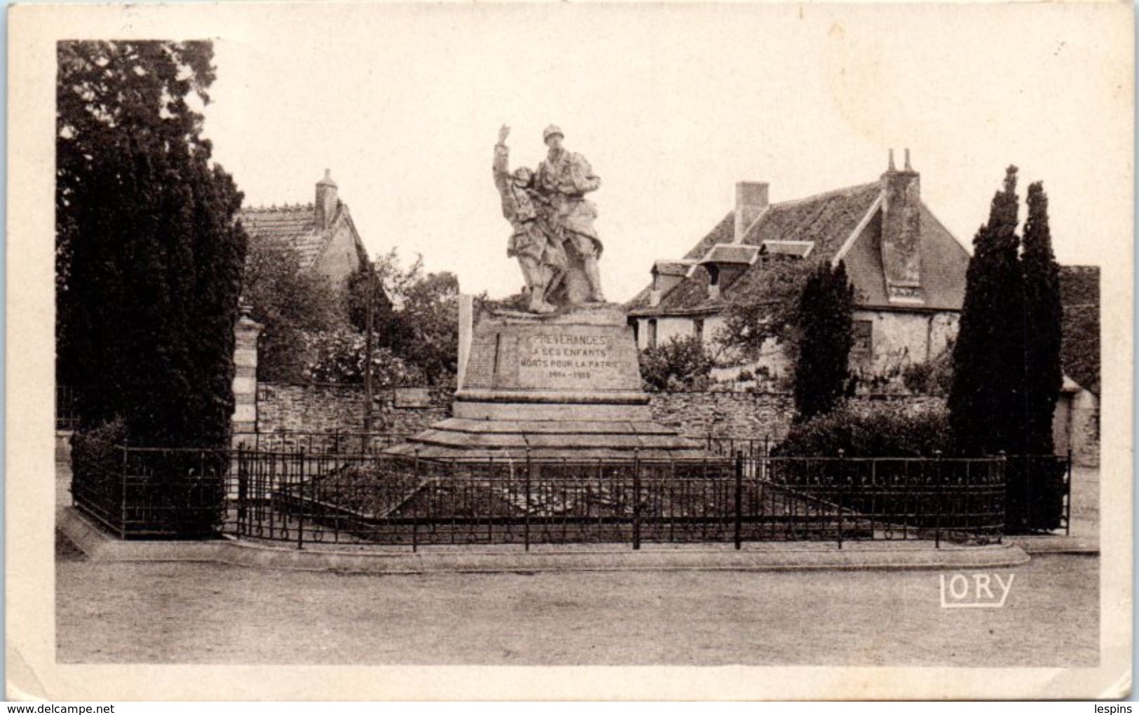18 - PREVERANGES -- Le  monument aux Morts
