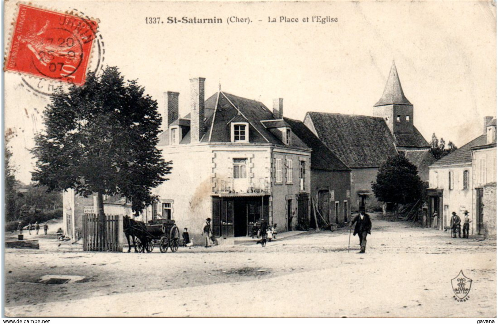 18 SAINT-SATURNIN - La place et l'église