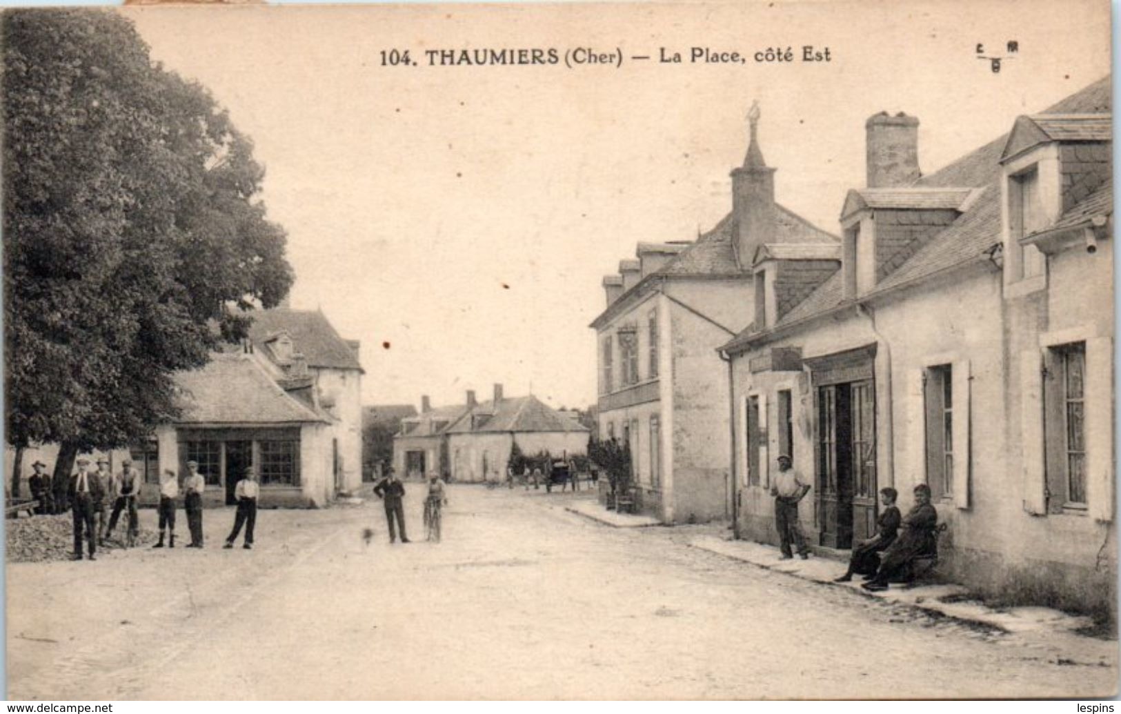 18 - THAUMIERS -- La place , côté Est