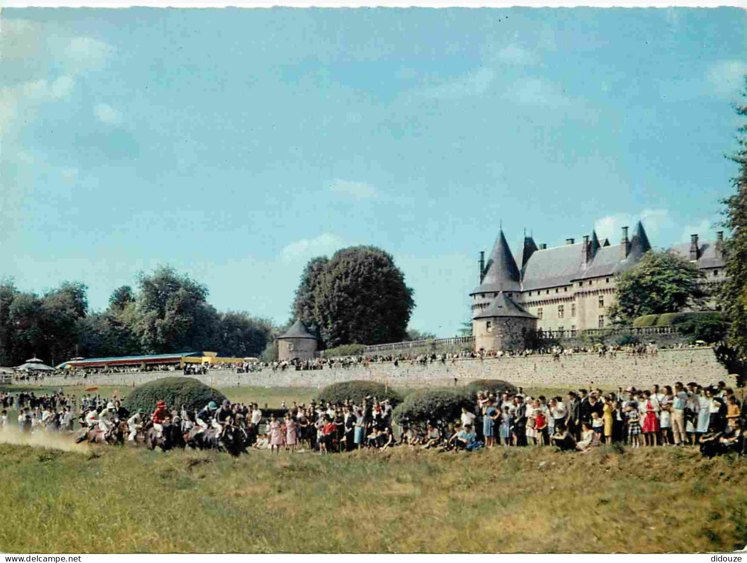 19 - Arnac Pompadour - Le Château de Pompadour et le Champ de Courses - Chevaux - Course hippique - CPM - Voir Scans Rec