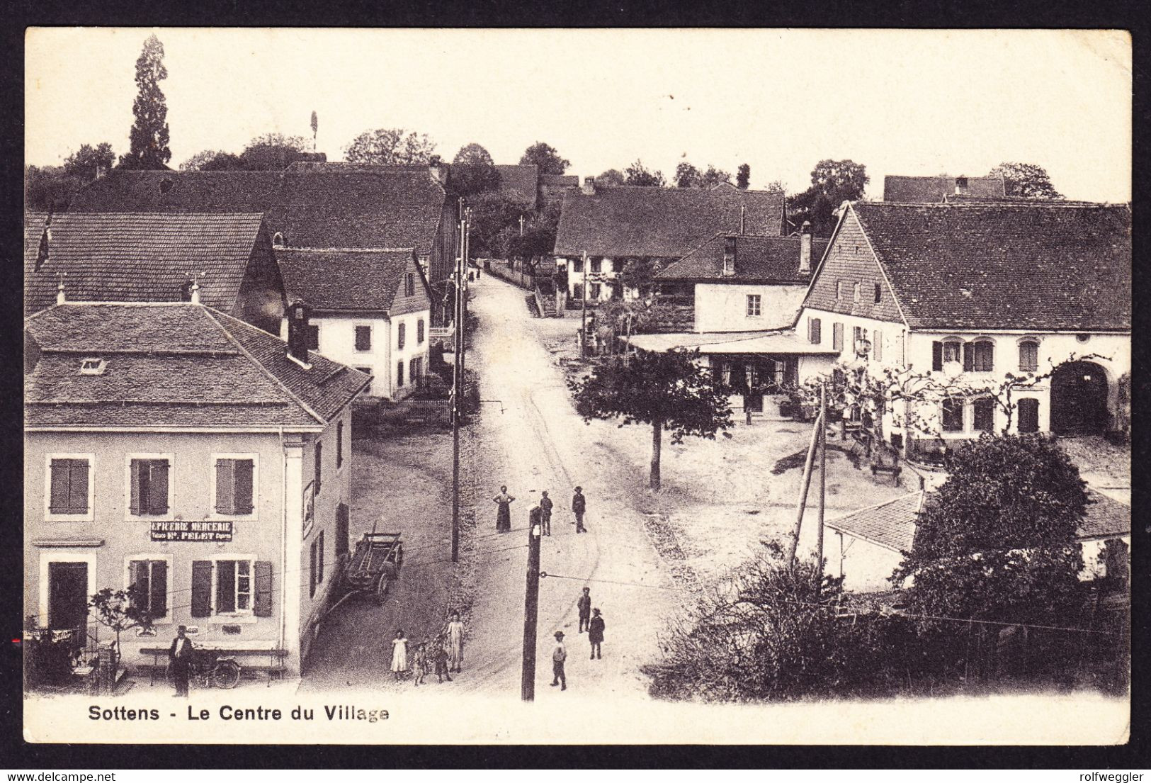 1919 gelaufene AK aus Sottens, Centre du Village mit Epicerie und Mercerie.