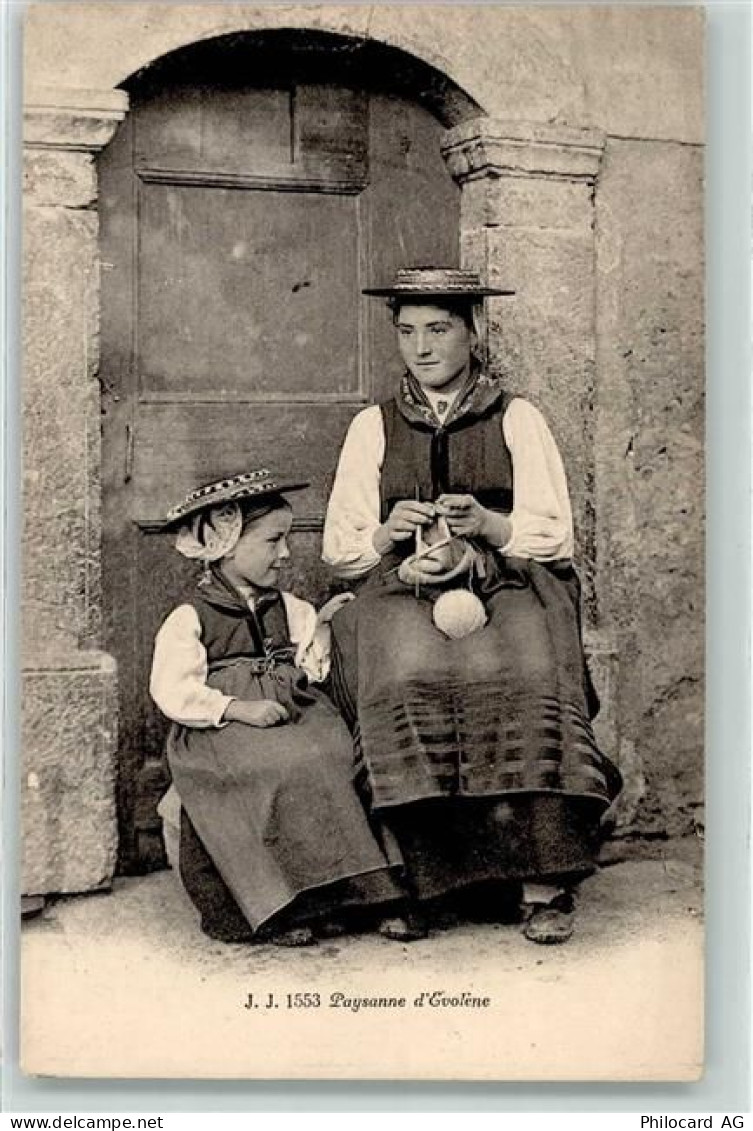 1983 Evolène - Bauersfrau mit Kind beim Stricken - 10611326