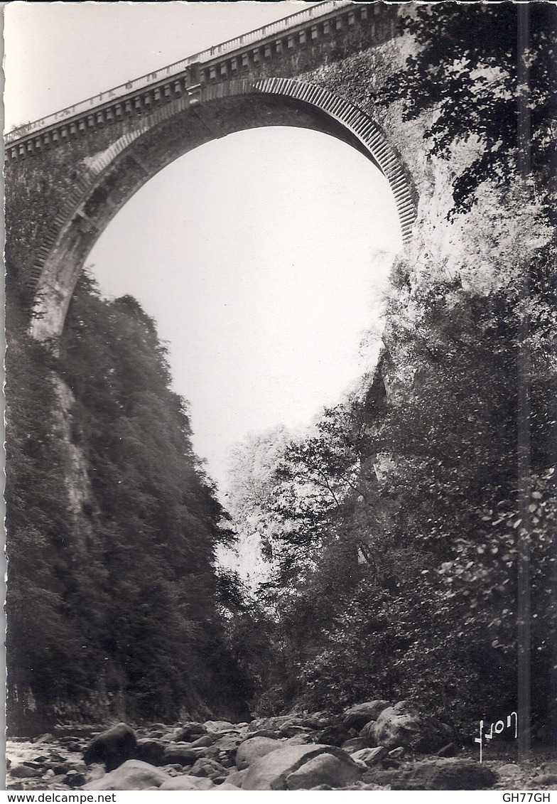2 CPA LUZ-SAINT-SAUVEUR -pont napoléon -église des templiers