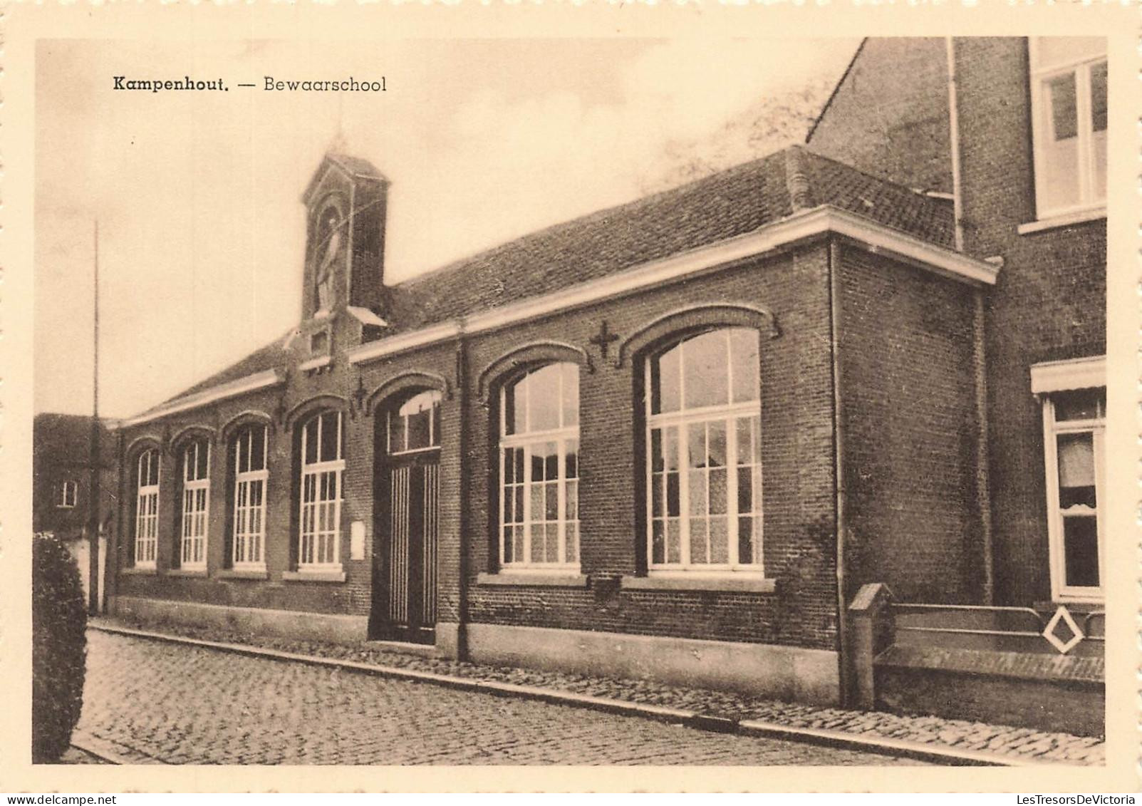 [-20%] BELGIQUE - Kampenhout - Bewaarschool - Ecole catholique - extérieur - rue - statue - entrée - porte - Carte posta
