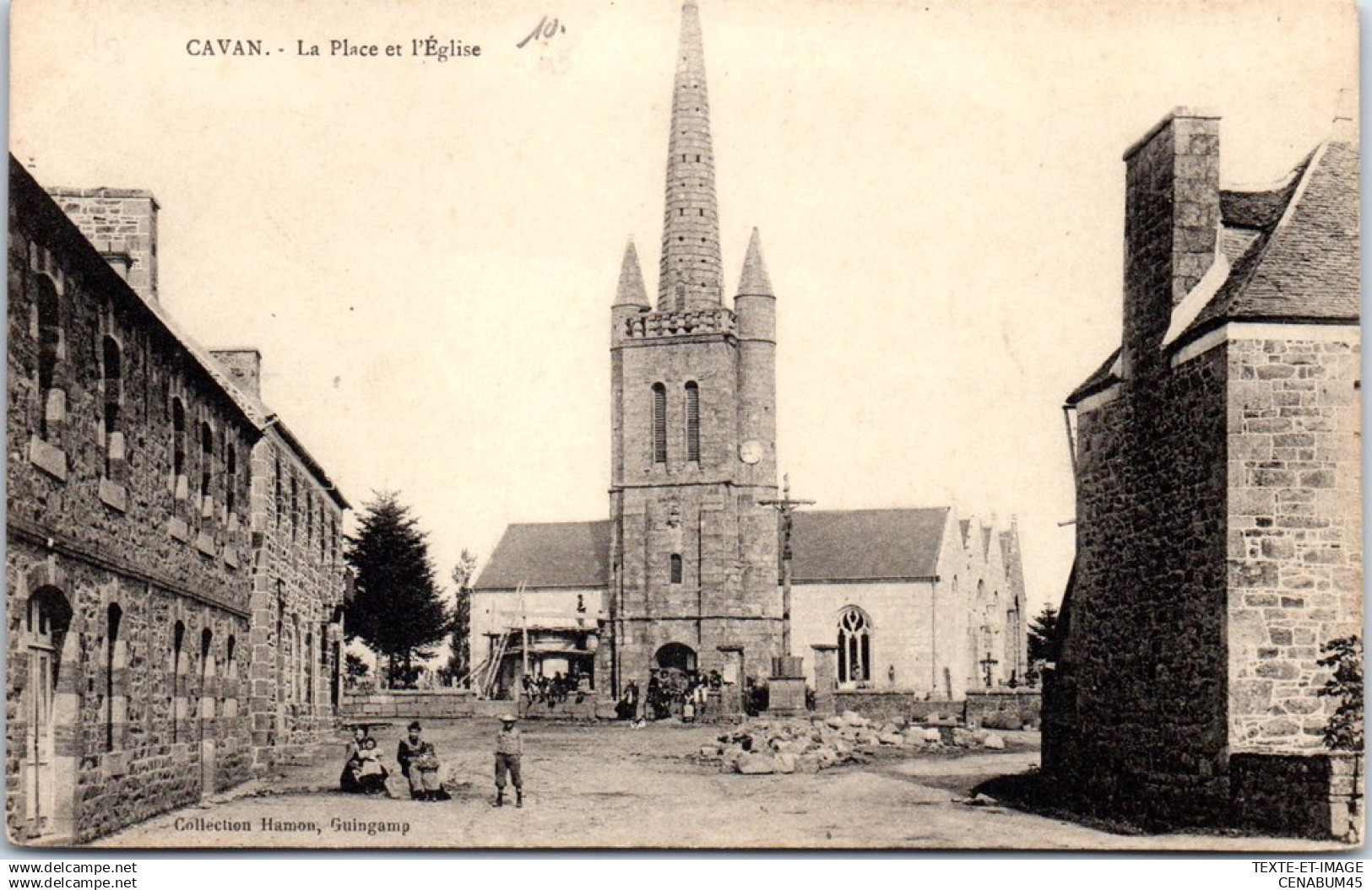 22 CAVAN - la place & l'eglise