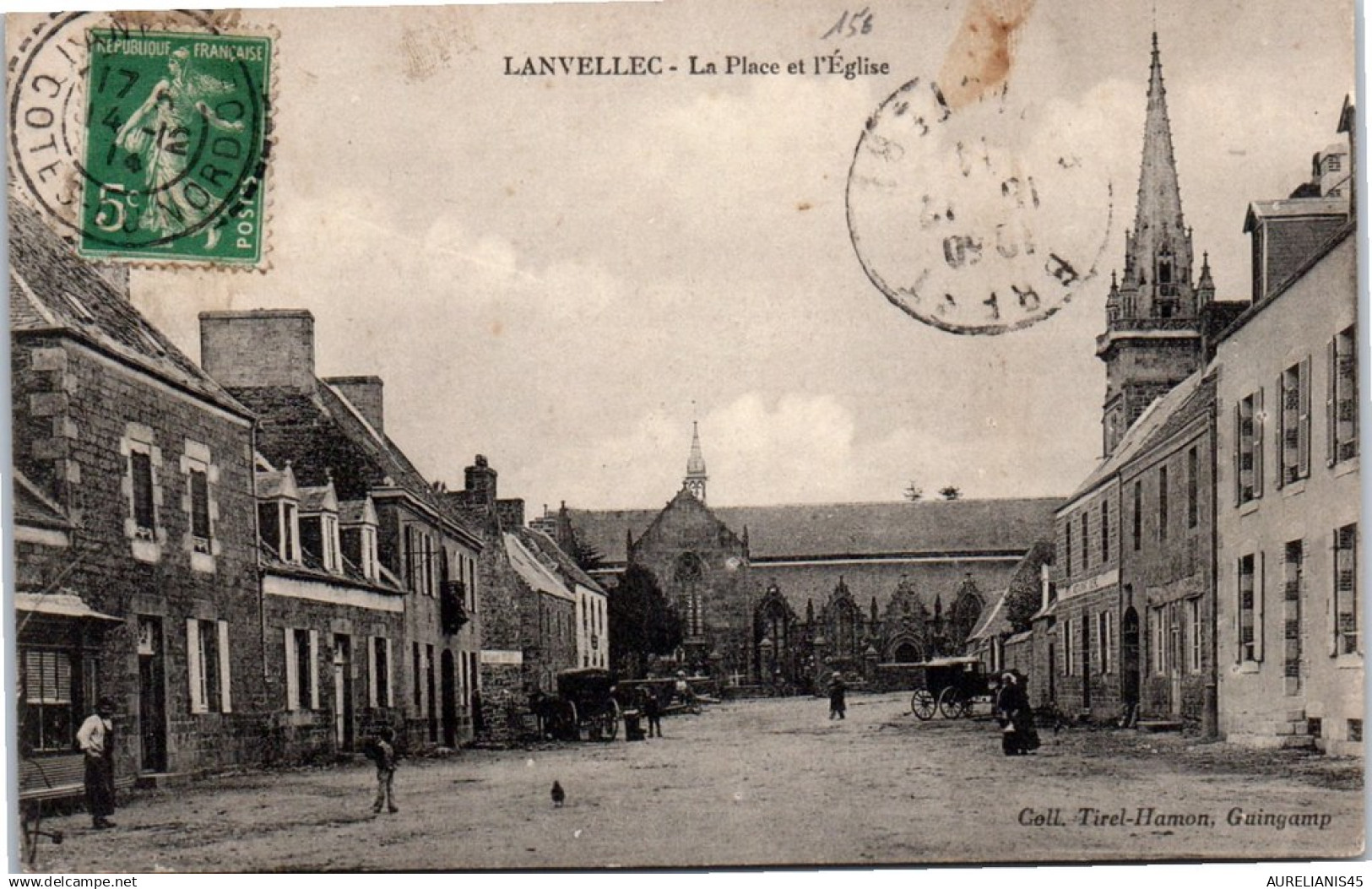 22 LANVELLEC - la place & l'eglise.