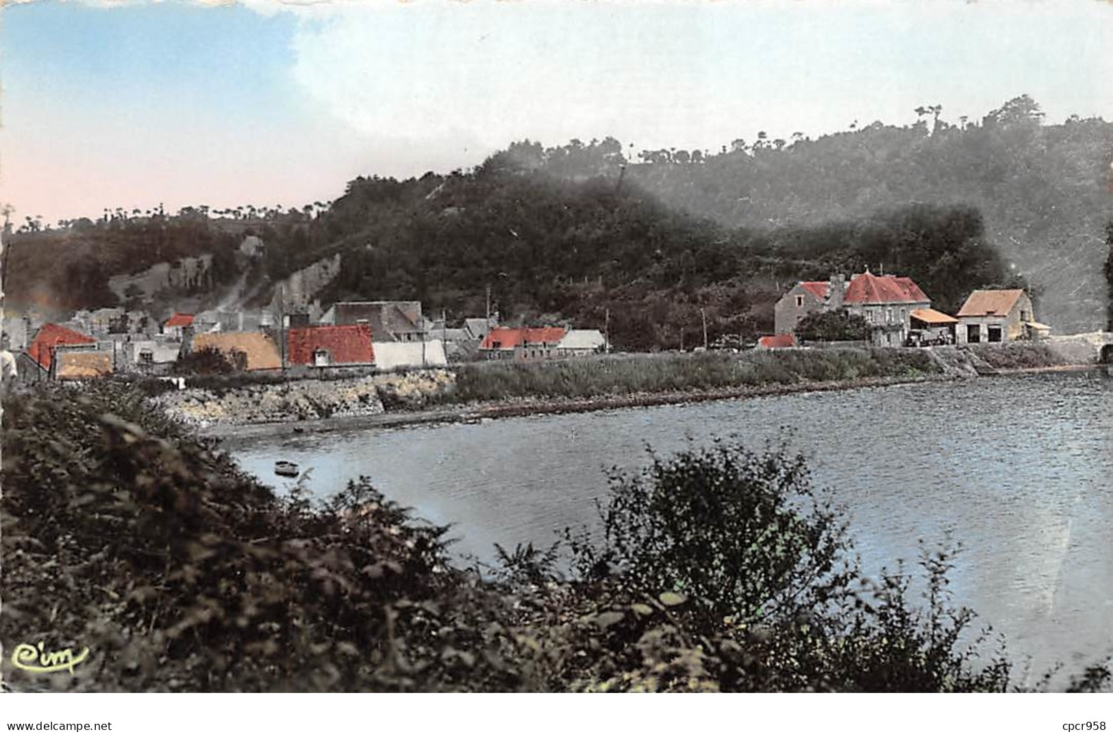 22 .n°109643 . jugon les lacs . vue sur l etang . cpsm .