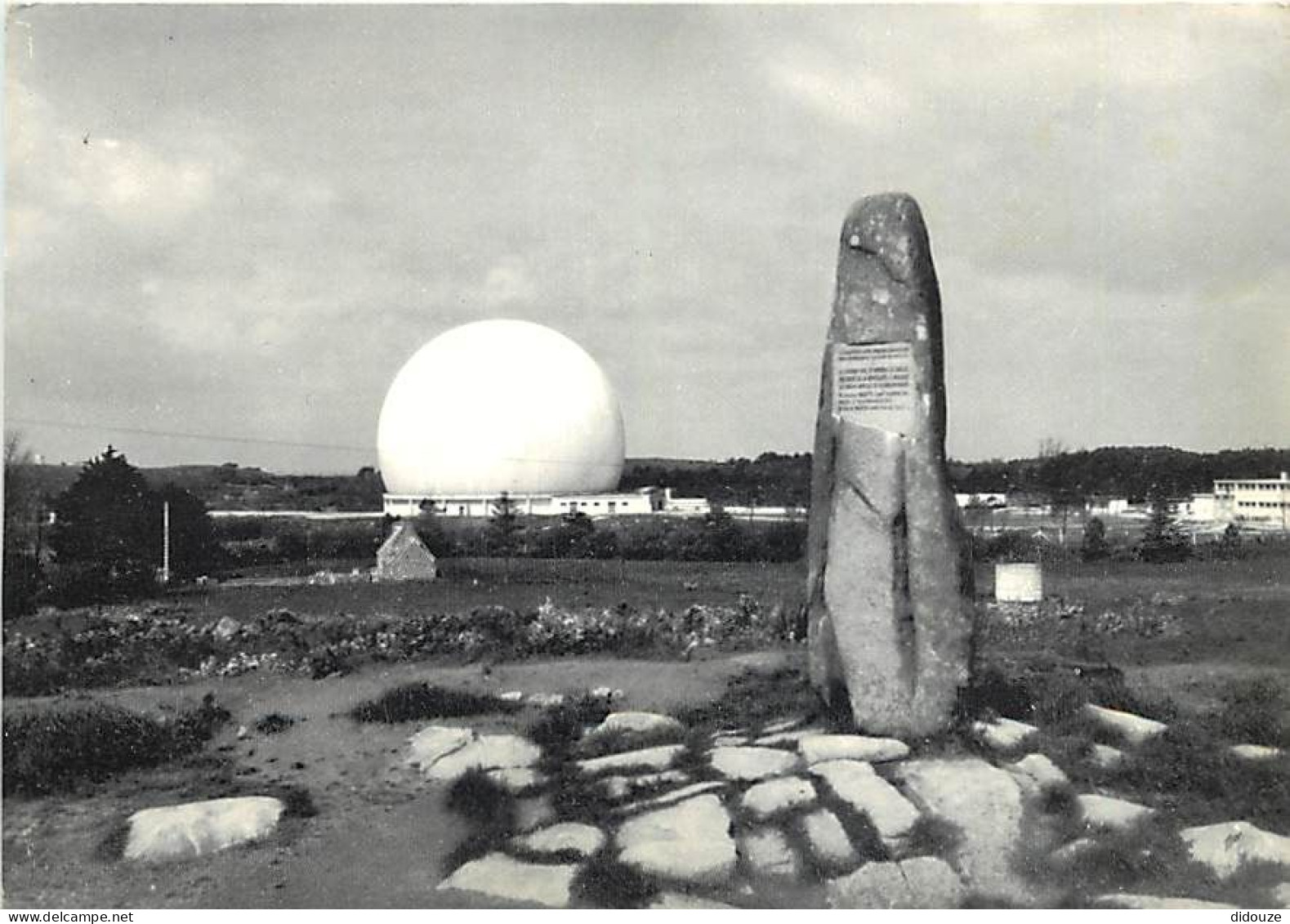 22 - Pleumeur-Bodou - La Station Spatiale - Le Radome et le Menhir - CPSM grand format - Carte Neuve - Voir Scans Recto-