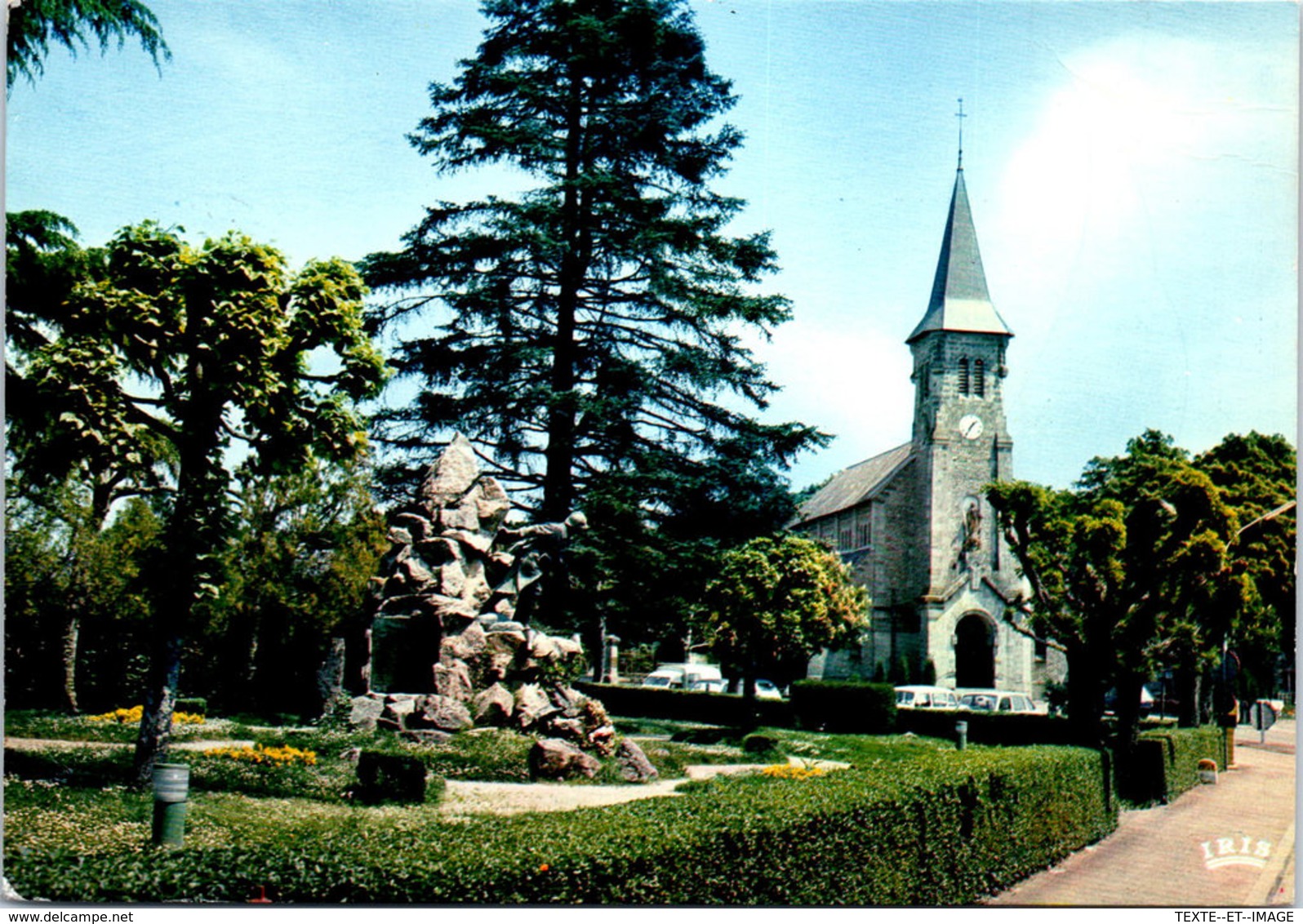 23 DUN LE PALESTEL - L'église et le square