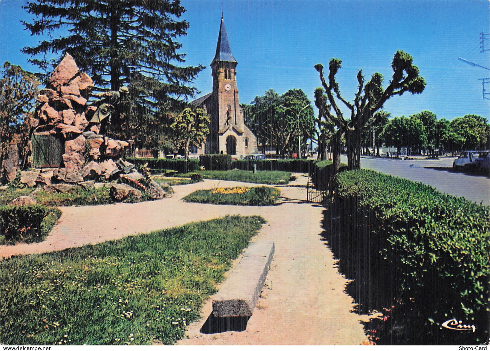 23 DUN LE PALESTEL LE SQUARE ET L EGLISE