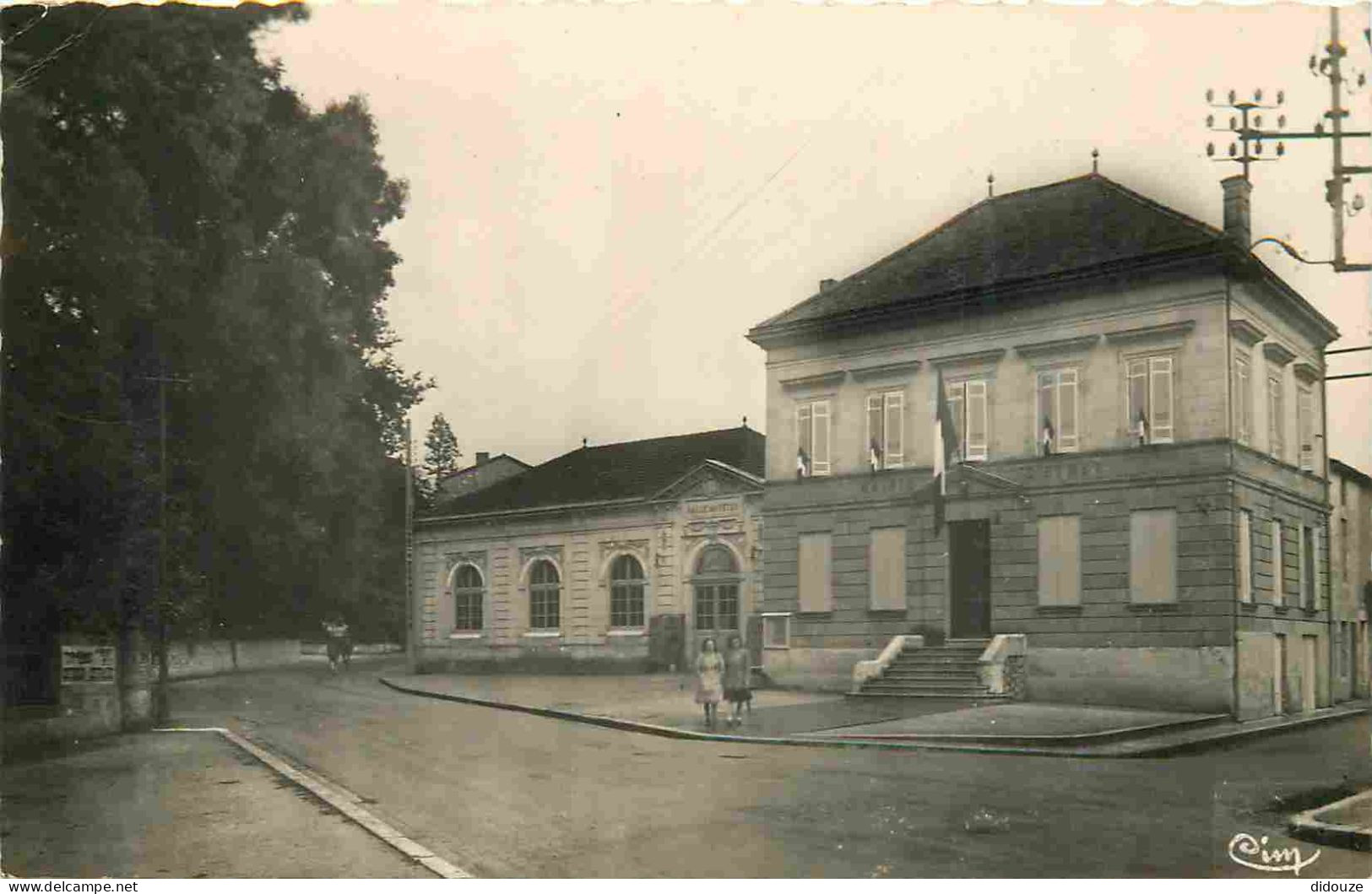 24 - Eymet - La mairie - Animée - Mention Photographie véritable - Carte Dentelée - CPSM format CPA - Oblitération - Eta