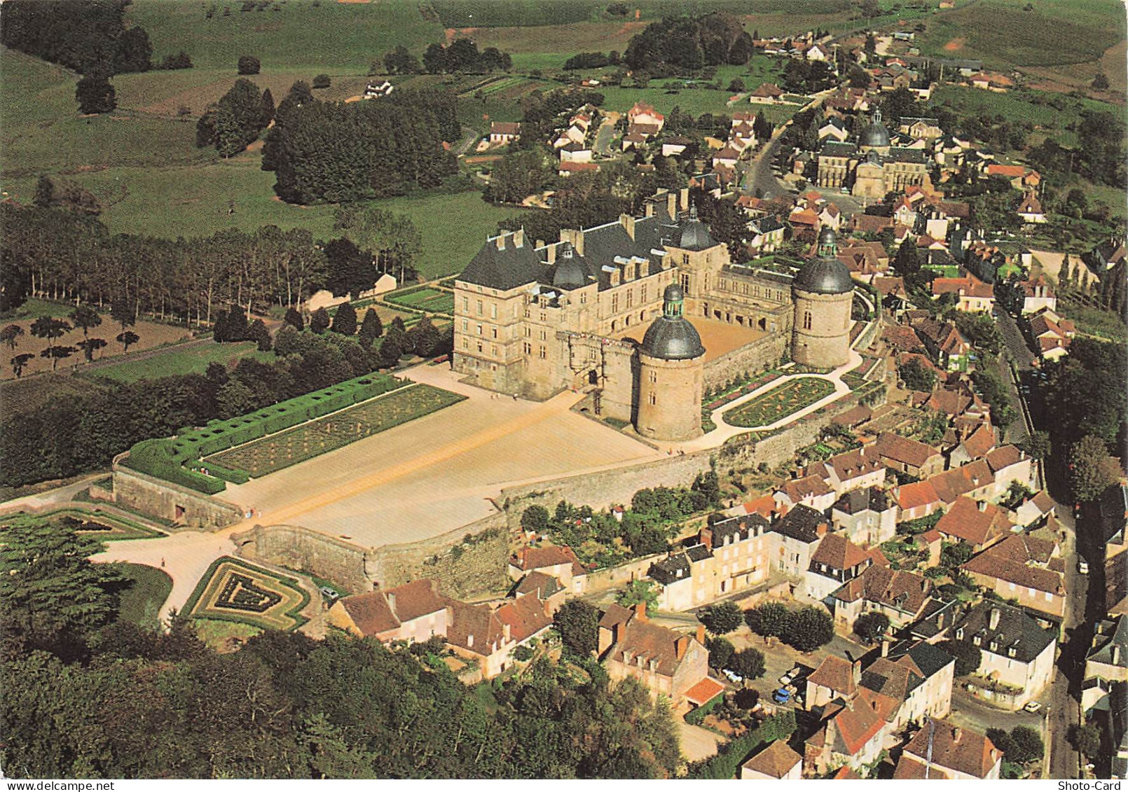 24 HAUTEFORT CHATEAU DE HAUTEFORT