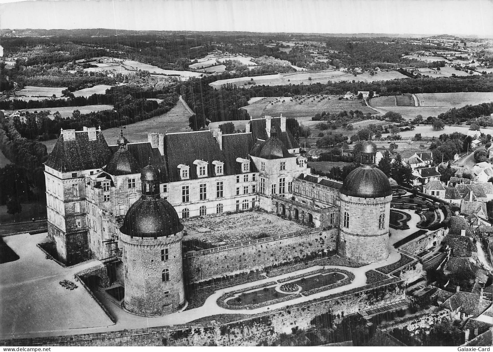 24 HAUTEFORT CHATEAU DE HAUTEFORT