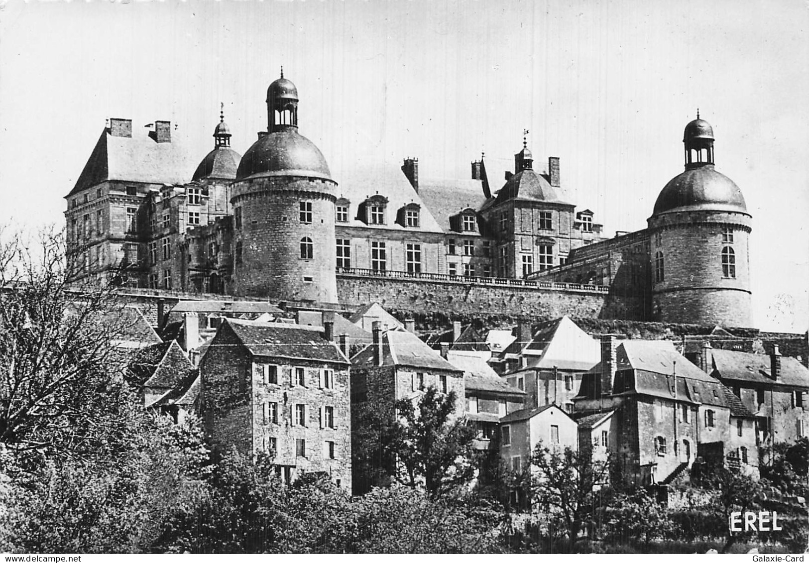 24 HAUTEFORT CHATEAU DE HAUTEFORT