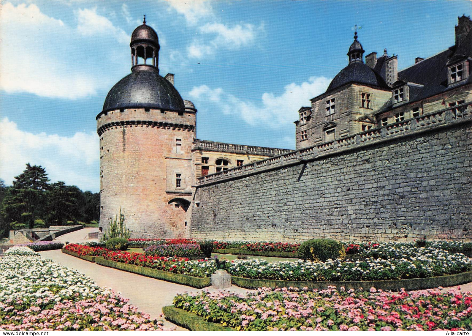 24 HAUTEFORT CHATEAU DE HAUTEFORT