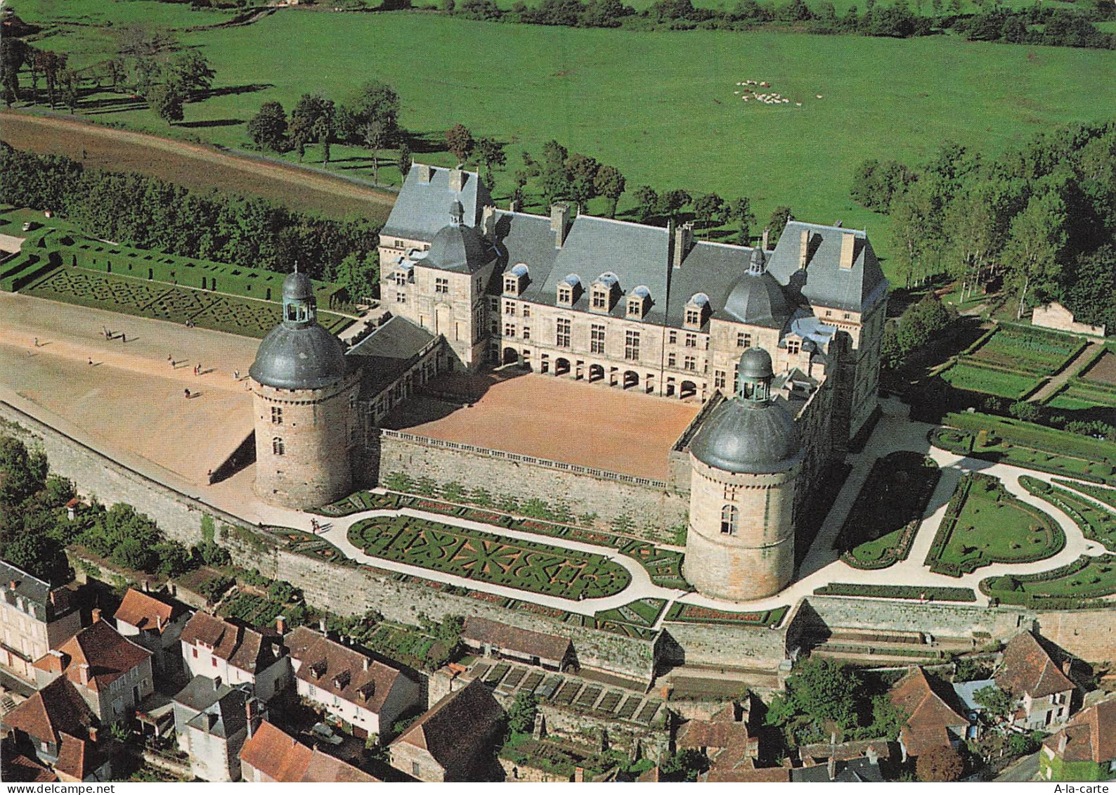 24 HAUTEFORT CHATEAU DE HAUTEFORT